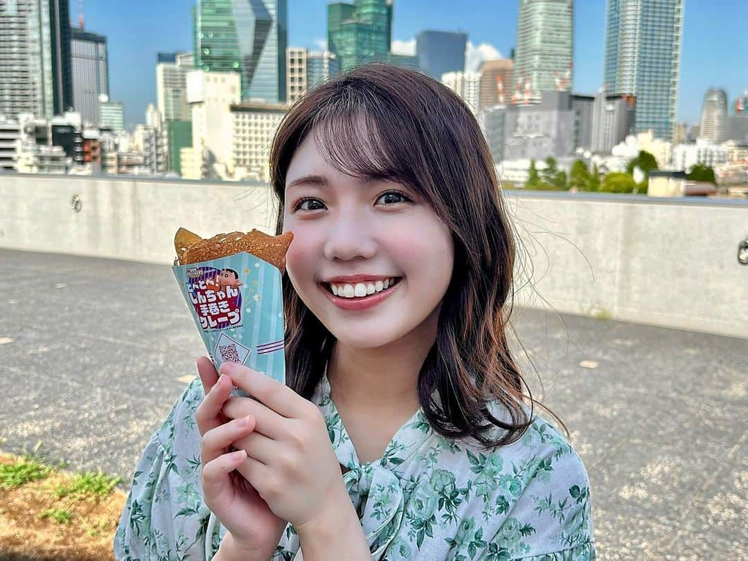 鈴木新彩のインスタグラム：「クレープを食べた時のオフショット🤍フルーツクレープ、美味しかった〜！  #クレヨンしんちゃん　#しんちゃん #クレヨンしんちゃんグッズ #クレープ #クレープ屋さん #フルーツクレープ #テレビ朝日アナウンサー #アナウンサー #テレ朝 #ootd  #鈴木新彩」