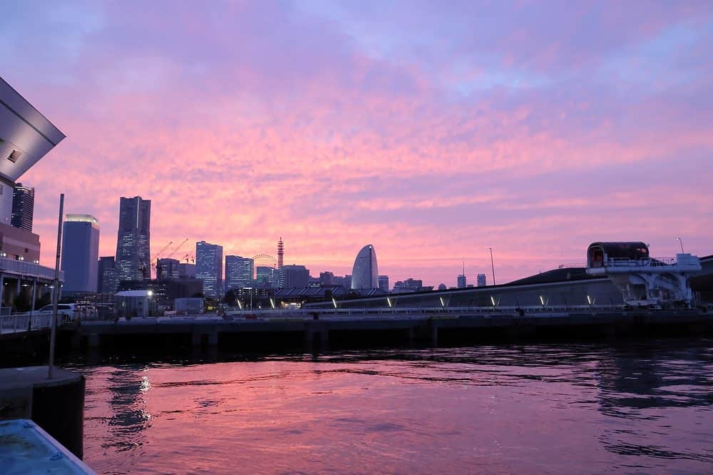 アニバーサリークルーズさんのインスタグラム写真 - (アニバーサリークルーズInstagram)「加工なしの夕景🌆✨ なんともいえないピンク色の空とみなとみらいの街並み。  コントラストが幻想的です💫  貸切クルージングでこんな景色が見られるかも🚢✨  詳しくは @anniversary_cruise ⇨URLから 　 ＿＿＿＿＿＿＿＿＿＿＿＿  東京・横浜・千葉の貸し切りクルージングは 年間2,000以上のクルーズ実績がある 「#アニバーサリークルーズ」にお任せください🚢〰︎  70隻から選べる完全オーダーメイドの 特別な貸切クルージングで 「#忘れられない記念日」をつくりませんか？  お問い合わせはお気軽にどうぞ💁‍♀️ ＿＿＿＿＿＿＿＿＿＿＿＿  #アニバーサリークルーズ #anniversarycruise #船上BBQ #東京観光 #横浜観光  #みなとみらい #赤レンガ倉庫 #ぷかり桟橋  #パシフィコ横浜 #臨港パーク  #夕焼け #夕焼け空 #ゆうやけこやけ部 #マジックアワー  #オーダーメイドクルーズ #船上パーティー #東京湾クルーズ #クルーズ #横浜クルーズ #デートスポット  #bbq #肉好き #海 #クルージングディナー #クルージングパーティー #スチール撮影  #特別な時間 #yokohama #minatomirai」8月18日 19時20分 - anniversary_cruise