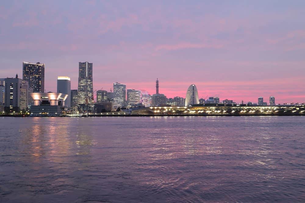 アニバーサリークルーズさんのインスタグラム写真 - (アニバーサリークルーズInstagram)「加工なしの夕景🌆✨ なんともいえないピンク色の空とみなとみらいの街並み。  コントラストが幻想的です💫  貸切クルージングでこんな景色が見られるかも🚢✨  詳しくは @anniversary_cruise ⇨URLから 　 ＿＿＿＿＿＿＿＿＿＿＿＿  東京・横浜・千葉の貸し切りクルージングは 年間2,000以上のクルーズ実績がある 「#アニバーサリークルーズ」にお任せください🚢〰︎  70隻から選べる完全オーダーメイドの 特別な貸切クルージングで 「#忘れられない記念日」をつくりませんか？  お問い合わせはお気軽にどうぞ💁‍♀️ ＿＿＿＿＿＿＿＿＿＿＿＿  #アニバーサリークルーズ #anniversarycruise #船上BBQ #東京観光 #横浜観光  #みなとみらい #赤レンガ倉庫 #ぷかり桟橋  #パシフィコ横浜 #臨港パーク  #夕焼け #夕焼け空 #ゆうやけこやけ部 #マジックアワー  #オーダーメイドクルーズ #船上パーティー #東京湾クルーズ #クルーズ #横浜クルーズ #デートスポット  #bbq #肉好き #海 #クルージングディナー #クルージングパーティー #スチール撮影  #特別な時間 #yokohama #minatomirai」8月18日 19時20分 - anniversary_cruise