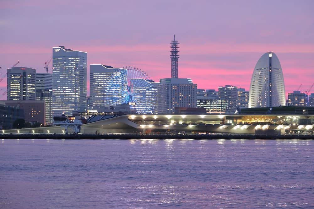 アニバーサリークルーズさんのインスタグラム写真 - (アニバーサリークルーズInstagram)「加工なしの夕景🌆✨ なんともいえないピンク色の空とみなとみらいの街並み。  コントラストが幻想的です💫  貸切クルージングでこんな景色が見られるかも🚢✨  詳しくは @anniversary_cruise ⇨URLから 　 ＿＿＿＿＿＿＿＿＿＿＿＿  東京・横浜・千葉の貸し切りクルージングは 年間2,000以上のクルーズ実績がある 「#アニバーサリークルーズ」にお任せください🚢〰︎  70隻から選べる完全オーダーメイドの 特別な貸切クルージングで 「#忘れられない記念日」をつくりませんか？  お問い合わせはお気軽にどうぞ💁‍♀️ ＿＿＿＿＿＿＿＿＿＿＿＿  #アニバーサリークルーズ #anniversarycruise #船上BBQ #東京観光 #横浜観光  #みなとみらい #赤レンガ倉庫 #ぷかり桟橋  #パシフィコ横浜 #臨港パーク  #夕焼け #夕焼け空 #ゆうやけこやけ部 #マジックアワー  #オーダーメイドクルーズ #船上パーティー #東京湾クルーズ #クルーズ #横浜クルーズ #デートスポット  #bbq #肉好き #海 #クルージングディナー #クルージングパーティー #スチール撮影  #特別な時間 #yokohama #minatomirai」8月18日 19時20分 - anniversary_cruise