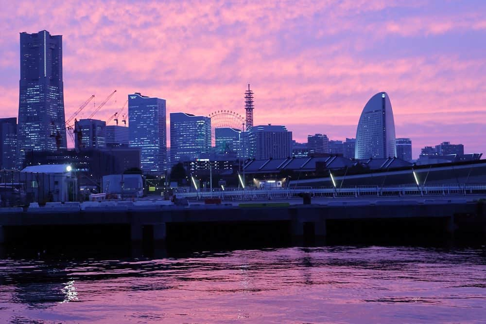 アニバーサリークルーズのインスタグラム：「加工なしの夕景🌆✨ なんともいえないピンク色の空とみなとみらいの街並み。  コントラストが幻想的です💫  貸切クルージングでこんな景色が見られるかも🚢✨  詳しくは @anniversary_cruise ⇨URLから 　 ＿＿＿＿＿＿＿＿＿＿＿＿  東京・横浜・千葉の貸し切りクルージングは 年間2,000以上のクルーズ実績がある 「#アニバーサリークルーズ」にお任せください🚢〰︎  70隻から選べる完全オーダーメイドの 特別な貸切クルージングで 「#忘れられない記念日」をつくりませんか？  お問い合わせはお気軽にどうぞ💁‍♀️ ＿＿＿＿＿＿＿＿＿＿＿＿  #アニバーサリークルーズ #anniversarycruise #船上BBQ #東京観光 #横浜観光  #みなとみらい #赤レンガ倉庫 #ぷかり桟橋  #パシフィコ横浜 #臨港パーク  #夕焼け #夕焼け空 #ゆうやけこやけ部 #マジックアワー  #オーダーメイドクルーズ #船上パーティー #東京湾クルーズ #クルーズ #横浜クルーズ #デートスポット  #bbq #肉好き #海 #クルージングディナー #クルージングパーティー #スチール撮影  #特別な時間 #yokohama #minatomirai」