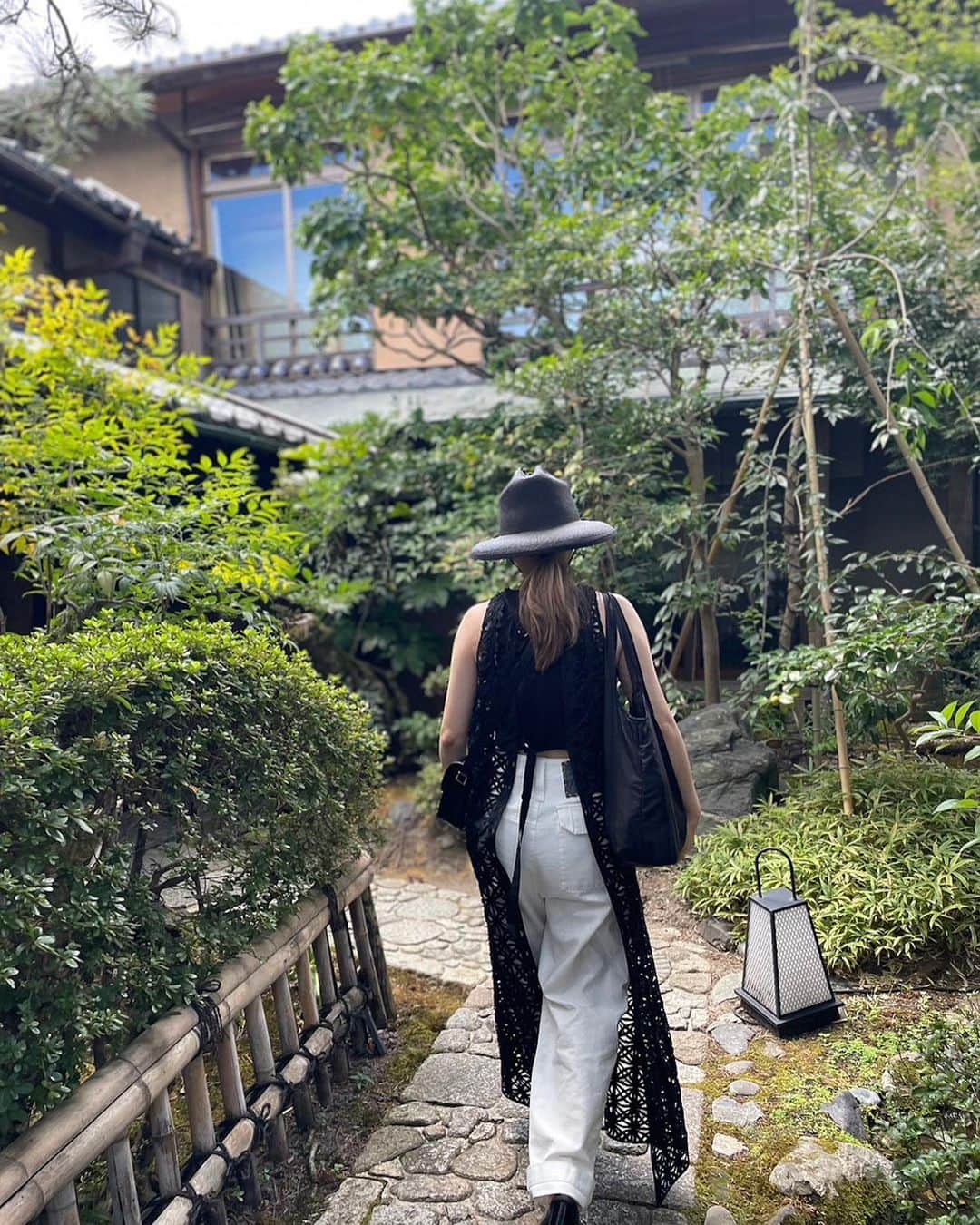 森田えりかさんのインスタグラム写真 - (森田えりかInstagram)「先々週の暑い日に行く京都、何を着て行こうか本当に迷いましたが こんな風な格好で行きました。  太めのパンツに、タンクトップとカジュアルですが上に一枚ジレを着て！  #kyoto」8月18日 19時23分 - erikaricottamelon