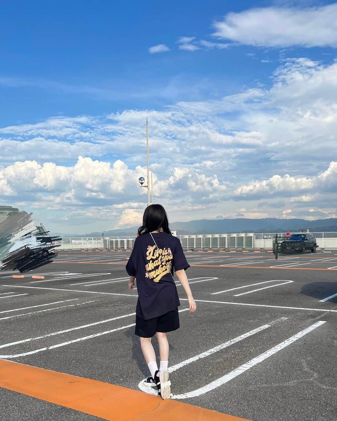 のインスタグラム：「大きめのTシャツの袖を折って着るのにハマってるんだけど、 @thatslife.jp さんのこのネイビー色超可愛くない？✨ #3枚目の歩き方が初老　  #fyp #ootd #daily #ad」