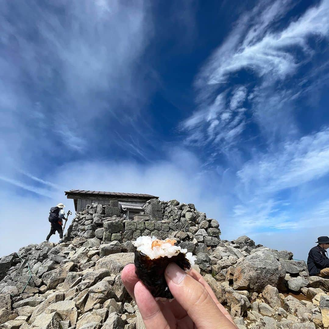 川辺ヒロシさんのインスタグラム写真 - (川辺ヒロシInstagram)「飛騨高山ジャズフェスメンバーの大将夫婦と初の乗鞍岳へ この日乗鞍だけ晴れてラッキー 気持ち良かった！  国八食堂で鉄板焼き豆腐&ホルモン、そしていつもの樽平〜こうぼう〜一茶。 前夜一茶で握ってもらったおむすびを頂上で食べて美味すぎる  大将とはその昔下北沢ZOOで毎夜遊んでた仲で、30年の時を経て久々にジャズフェスメンバーとして再会。いつのまにか登山が趣味になっていた大将に今は飛騨高山の良い所を色々案内してもらってて何か不思議で面白い」8月18日 19時23分 - firoshi1