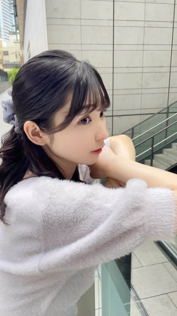のインスタグラム：「今日も1日お疲れ様です ˘͈ᵕ˘͈  スタバのバニラクリームフラペチーノ初めて飲んだんだけど、とってもおいしかった🍦❤︎  久しぶりにお休みの日にお出かけできて、 天気も良くて気持ちよかったなぁ𓂃 𓈒☀︎  👗ニット　@mercuryduo_com  👗スカート　@mercuryduo_com  🫐ヘアクリップ　@shein_japan   #MERCURYDUO #マーキュリーデュオ #モテニット #夏コーデ #ol #オフィスカジュアル #オフィスコーデ #デートコーデ」