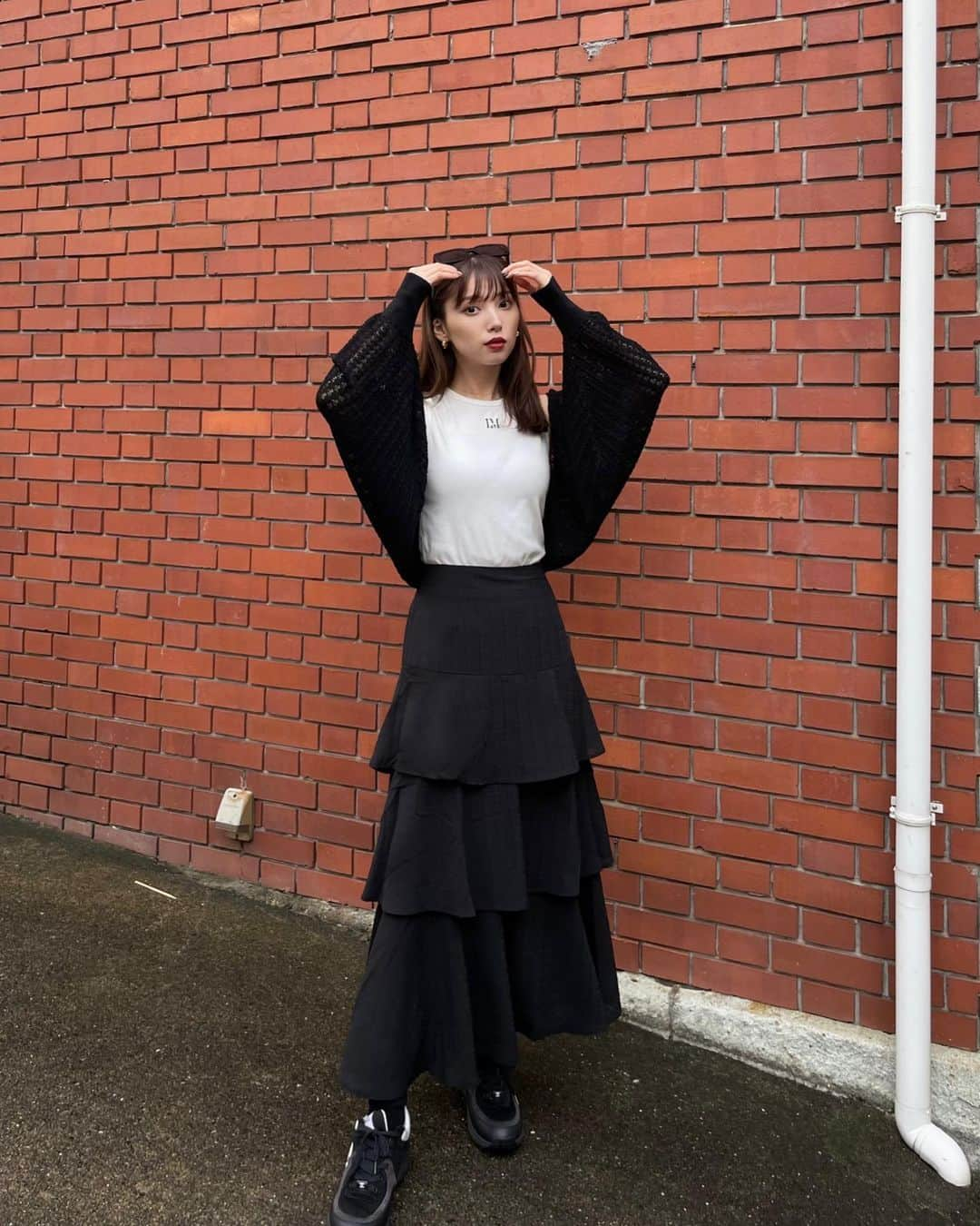 谷川菜奈さんのインスタグラム写真 - (谷川菜奈Instagram)「私服さん🖤  まだまだ暑いので、スカート率高め！ スカートでも大人っぽく着れるシルエットが好き😌  ALL @nairo__official  153cmで下記のアイテム着てるよっ 1コーデ目 ダブルショートスリーブジャケット/ブラック/Sサイズ バックシャーリングペンシルスカート/ブラック/SSサイズ  2コーデ目 レース編みカーディガン/ブラック/Sサイズ チェックフリルデザインスカート/ブラック/SSサイズ  #低身長コーデ#sサイズコーデ #nairo #nairodepartment #nairo_mag  #小柄コーデ #小柄女子 #低身長女子 #おちびコーデ #おちびの輪」8月18日 19時34分 - pechi.130