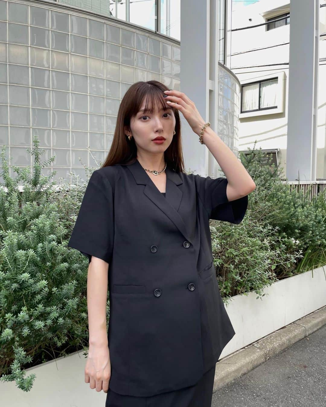 谷川菜奈さんのインスタグラム写真 - (谷川菜奈Instagram)「私服さん🖤  まだまだ暑いので、スカート率高め！ スカートでも大人っぽく着れるシルエットが好き😌  ALL @nairo__official  153cmで下記のアイテム着てるよっ 1コーデ目 ダブルショートスリーブジャケット/ブラック/Sサイズ バックシャーリングペンシルスカート/ブラック/SSサイズ  2コーデ目 レース編みカーディガン/ブラック/Sサイズ チェックフリルデザインスカート/ブラック/SSサイズ  #低身長コーデ#sサイズコーデ #nairo #nairodepartment #nairo_mag  #小柄コーデ #小柄女子 #低身長女子 #おちびコーデ #おちびの輪」8月18日 19時34分 - pechi.130