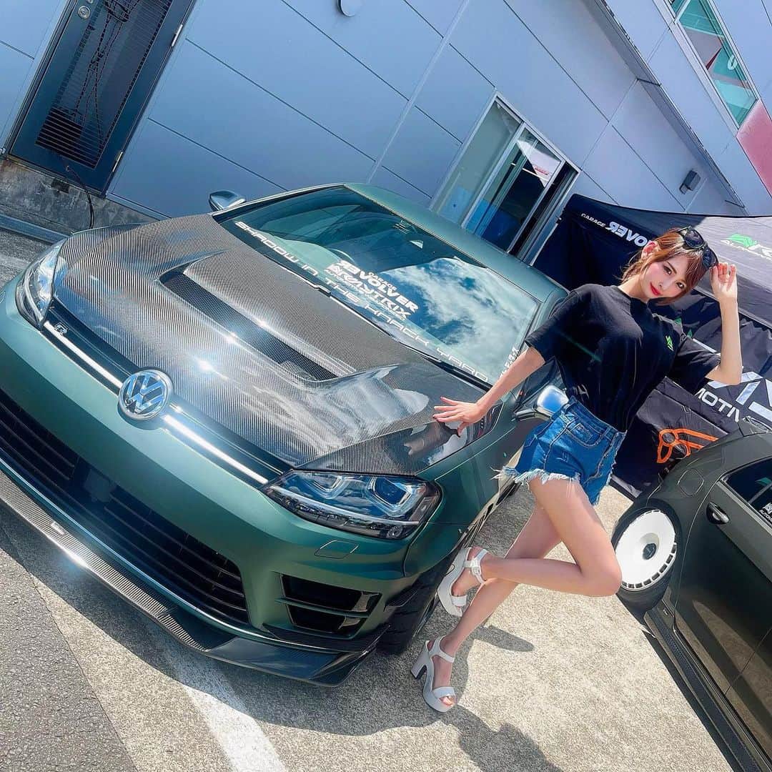 ひなぴーまるさんのインスタグラム写真 - (ひなぴーまるInstagram)「先週富士スピードウェイで行われたFUELFESTお疲れ様でした✨親切で楽しいブースでした！入れ替わり立ちにて太陽キンキン過ぎてボンネットで目玉焼き焼けそうなのレベルでびっくりしました🤧🍳(手の置き方の癖😅🫴)」8月18日 19時33分 - hinyan33