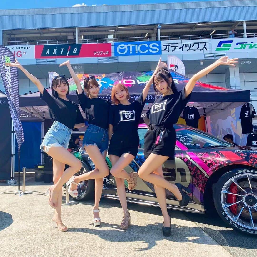 ひなぴーまるさんのインスタグラム写真 - (ひなぴーまるInstagram)「先週富士スピードウェイで行われたFUELFESTお疲れ様でした✨親切で楽しいブースでした！入れ替わり立ちにて太陽キンキン過ぎてボンネットで目玉焼き焼けそうなのレベルでびっくりしました🤧🍳(手の置き方の癖😅🫴)」8月18日 19時33分 - hinyan33