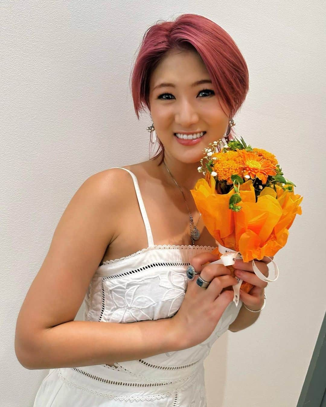 武藤愛莉のインスタグラム：「明日はライブハウスでのライブです！！  今回も皆様に満足して頂けるように 色々考えました☺️  是非足を運んで下さると嬉しいです！！  【OOPS HOLIC】 8月19日(土) オープン:17:00  スタート:17:30 場所→中目黒OOPS  予約 tiget.net/events/256875  #シンガーソングライター #弾き語り  #ギター弾き語り #弾き語りライブ  #弾き語りギター #弾き語り女子 #弾き語りシンガー #シンガーソングライター女子」