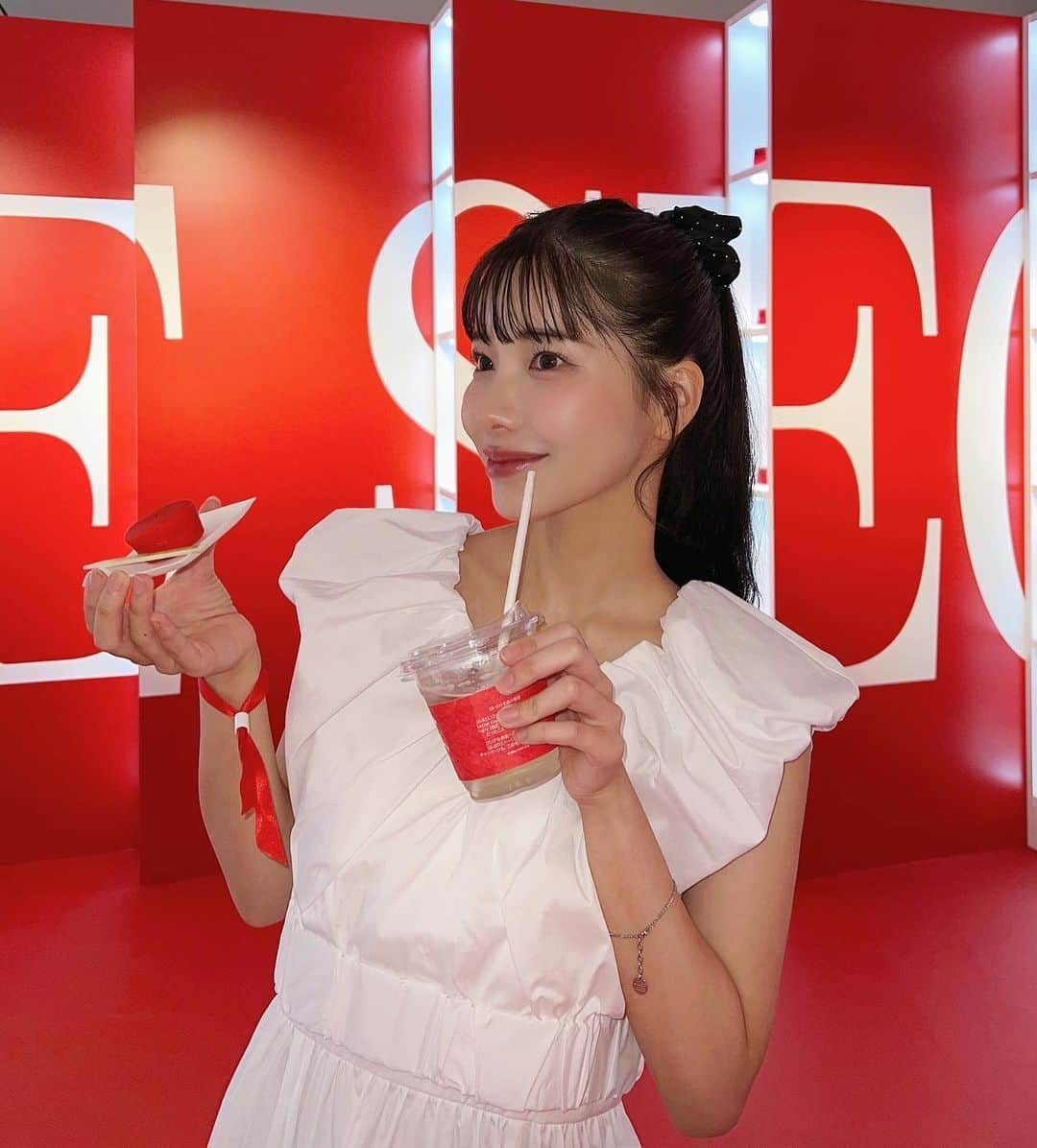 えみ姉さんのインスタグラム写真 - (えみ姉Instagram)「ㅤ ㅤ  先日 @skii Secret Key Houseにご招待頂いたので SK-IIや独自成分ピテラ™️についてじっくり学んで体験してきました。 ㅤㅤ 季節ごとの肌の状態や スキンケアのアドバイスなども 詳しく説明を頂けてとても参考になりました...✍️♡♡ ㅤㅤㅤ ㅤ 夏の日焼けや肌のごわつきが気になっていて スキンケアの見直しが必要だな〜。と感じていたので 今回のイベント参加をきっかけに数日前から SK-IIのスキンケアをしっかり使用してみました！ (写真でも艶々肌が伝わるかしら。。🫣) ㅤㅤ まず感動したのがピテラ™️エッセンスのお肌への浸透力...🥹 ㅤㅤ まず、こんなにみるみる潤っていくエッセンスは初めてで 鏡を見て自分の肌のトーン、張り感に驚きました！ ㅤㅤ 何でㅤもっと早く使わなかったんだろう。 この日からSK-IIのスキンケアの虜です🥹♡♡♡ ㅤㅤ SK-IIを始めるのに年齢は関係ないと聞いたことがあったので ぜひこの感動をみんなにも実感してほしい！ ㅤㅤㅤ ㅤ ㅤㅤ #SKII #ピテラエッセンス #secretkeyhouse  ※ピテラ™：特別な酵母の株から、独自のプロセスで発酵させ生み出した、 SK-IIだけの天然由来成分( SK-II独自のガラクトミセス培養液-整肌保湿成分)」8月18日 19時26分 - emk_oooo