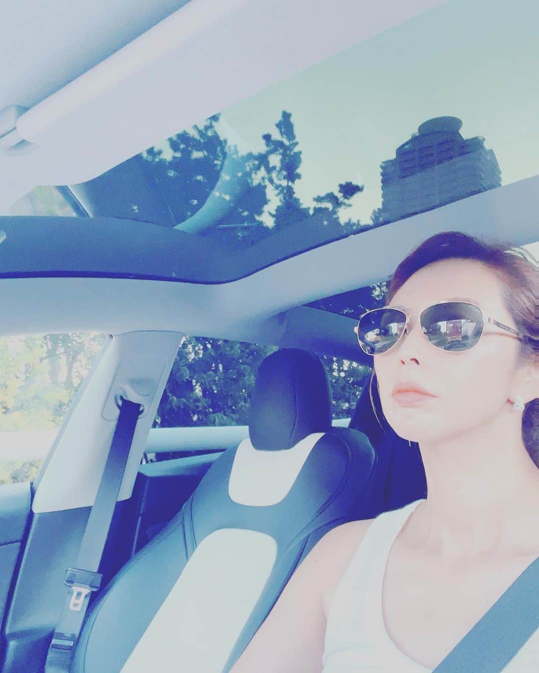 翠千賀のインスタグラム：「わたしの愛車〝不二子ちゃん”は真夏は暑いかも。 UVカットガラスでも日差しはねぇ…泣 それ以外は全く文句のない子。 車は暑くても平気なのかしら。 高速でもパンクしている車をこの夏は二度見た。 タイヤ点検必要ね。 というより、今日は2回追突した車の事故現場見たし！！ 怖っ！ そして、Tesla充電専用駐車場に普通の車をしれーっと駐車する現場を目撃したり。 不二子からみた風景、刺激的過ぎたわ。  #ドライブ  #高速道路  #tesla  #愛車　#車内からの景色」