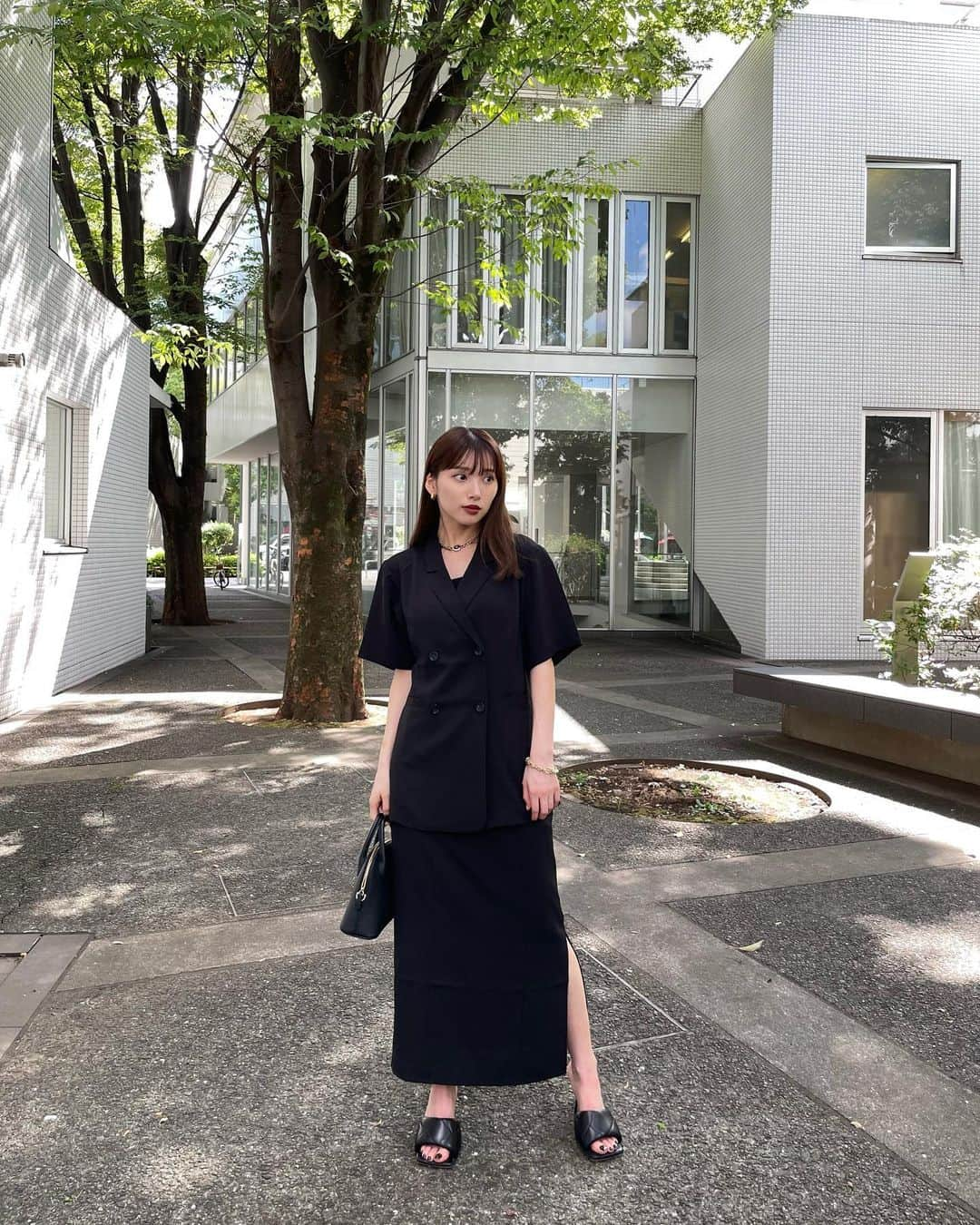 谷川菜奈のインスタグラム：「私服さん🖤  まだまだ暑いので、スカート率高め！ スカートでも大人っぽく着れるシルエットが好き😌  ALL @nairo__official  153cmで下記のアイテム着てるよっ 1コーデ目 ダブルショートスリーブジャケット/ブラック/Sサイズ バックシャーリングペンシルスカート/ブラック/SSサイズ  2コーデ目 レース編みカーディガン/ブラック/Sサイズ チェックフリルデザインスカート/ブラック/SSサイズ  #低身長コーデ#sサイズコーデ #nairo #nairodepartment #nairo_mag  #小柄コーデ #小柄女子 #低身長女子 #おちびコーデ #おちびの輪」