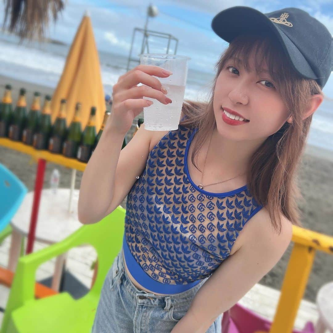 あおいれなさんのインスタグラム写真 - (あおいれなInstagram)「事務所の集まりで海の家に行ってきた🏖️🍻🫧 海ってだけでなんか心がワクワクするよね☺️🫶  #江ノ島 #海 #酒 #楽しい時間 #撮影者 @azu_mihina」8月18日 19時30分 - aoi_rena_