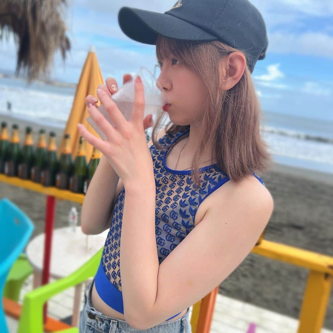 あおいれなさんのインスタグラム写真 - (あおいれなInstagram)「事務所の集まりで海の家に行ってきた🏖️🍻🫧 海ってだけでなんか心がワクワクするよね☺️🫶  #江ノ島 #海 #酒 #楽しい時間 #撮影者 @azu_mihina」8月18日 19時30分 - aoi_rena_