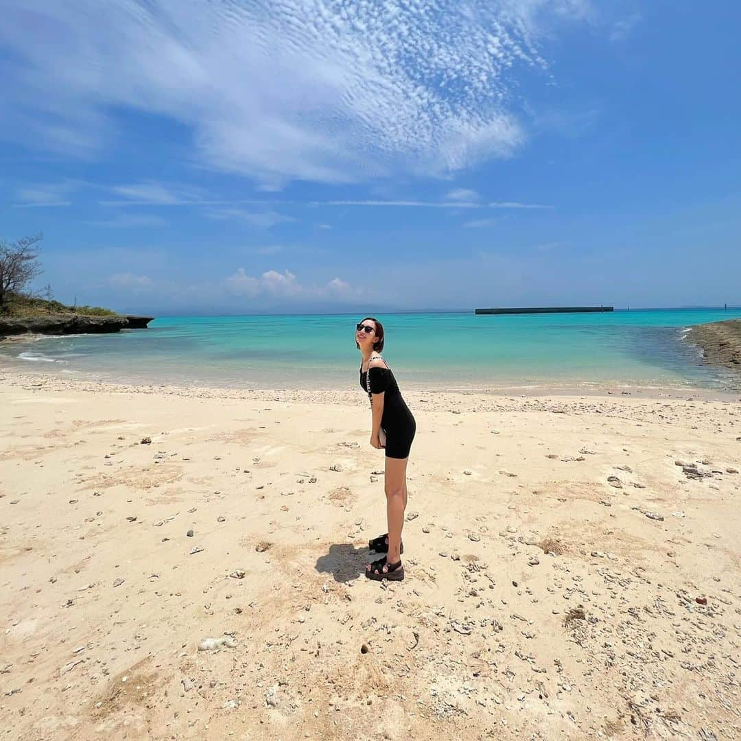 中島亜莉沙さんのインスタグラム写真 - (中島亜莉沙Instagram)「夫婦で過ごす夏休み in OKINAWA🏝️🍉  写真に題名つけてみた！  1.海と私  2.海と夫婦  3.逆さハートロック  4.古宇利島の交通状況を眺めながらランチ  5.サメにロックオンされた日  6.伊江島のビーチ貸切やん  7.海を見ながら食べるお粥がたまらん  8.ここに住みたくなった宿  9.お茶でケーピー  10.どちら様？  #沖縄 #沖縄旅行 #沖縄観光  #那覇 #古宇利島 #伊江島 #okinawa」8月18日 19時31分 - arisan_days