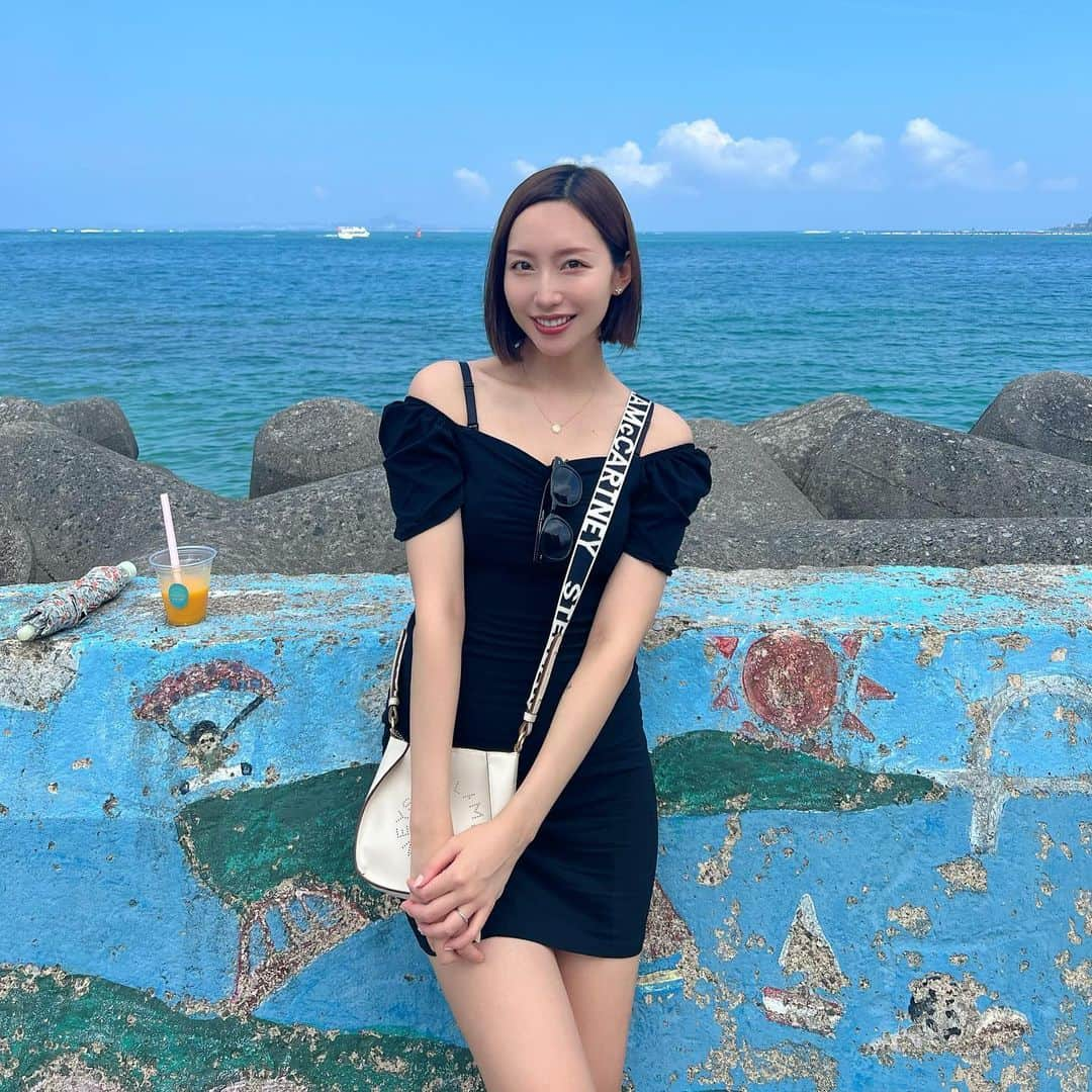 中島亜莉沙のインスタグラム：「夫婦で過ごす夏休み in OKINAWA🏝️🍉  写真に題名つけてみた！  1.海と私  2.海と夫婦  3.逆さハートロック  4.古宇利島の交通状況を眺めながらランチ  5.サメにロックオンされた日  6.伊江島のビーチ貸切やん  7.海を見ながら食べるお粥がたまらん  8.ここに住みたくなった宿  9.お茶でケーピー  10.どちら様？  #沖縄 #沖縄旅行 #沖縄観光  #那覇 #古宇利島 #伊江島 #okinawa」