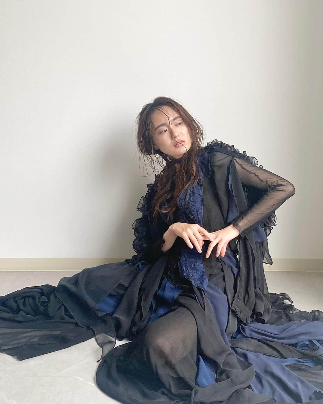 ARAKI SHIROのインスタグラム：「-behind the shoot- @manami_nagao with the black layer dress🦅🦅🦅 location @fildor_akeno   #ARAKISHIRO #blackdress #アラキシロウ」