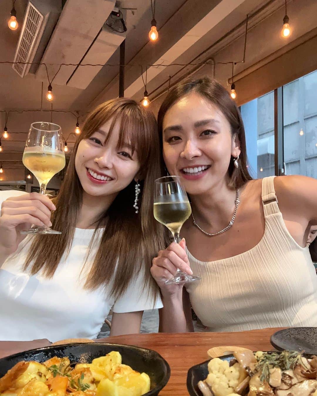 吳斐莉のインスタグラム：「上週跟阿美去上跳舞課～ 老師看到我們時 還以為我們是認識10年以上的好姐妹🤣  大家期待我們成果展咩～」