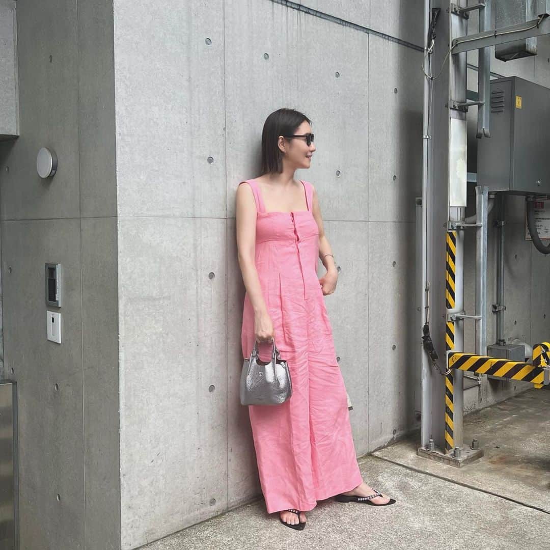東原妙子のインスタグラム：「🎆 楽しかった花火の記憶🥰  お問合せ頂いていたこの日の服は @mylan_official です🤲 去年買ったお気に入りなのですが 今年、同色でより着やすくアップデートされていて うっかしまた買いそうになり止められました🤦🏻‍♀️  バッグはピンクにも合う万能シルバー🪩 @giannichiarini_jp 銀座店で イニシャル刺繍をしてもらいました👕  #allinone#mylan#bag#giannichiarini#sandals#letalon#collaboration」