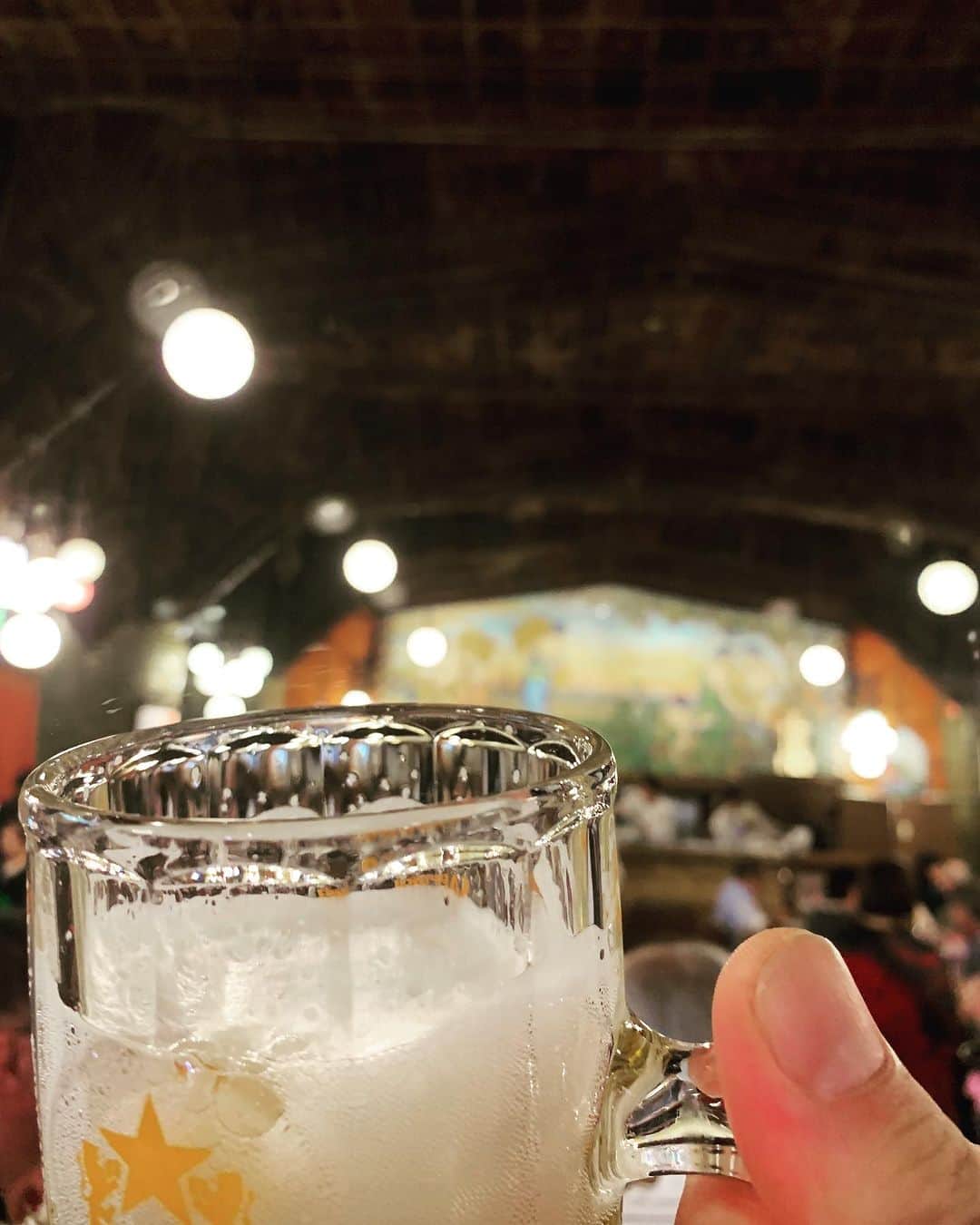櫻井トオルのインスタグラム：「有形文化財に登録された銀座ライオンへ‼️ ひゃー良い雰囲気だー‼️ サイコーに美味しいビールとサイコーの雰囲気‼️ 時間で焼き上がるローストビーフも美味ぇ😭 #銀座ライオン」