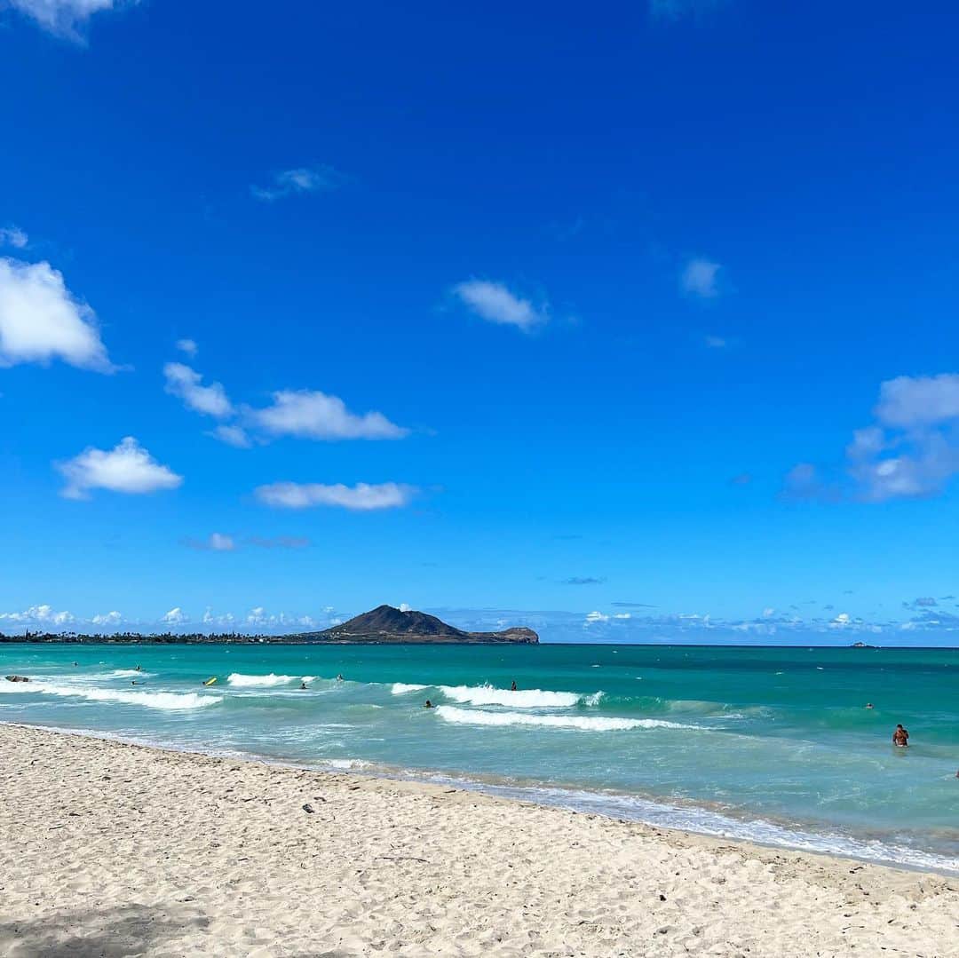 紗蘭さんのインスタグラム写真 - (紗蘭Instagram)「Kailua Beach🏖️💙 ハワイは何回も来たことあるけどカイルアビーチは初めて来たの✨ コロナ禍で中々リゾート地に行けなかった分、今年は綺麗な海が沢山見れて幸せ😭✨ ハワイに行くことが決まってから必死にお尻のトレーニング頑張ったからプリケツちゃん🤫🍑 ALEXIASTAMの水着と相性良き🫶🏻 #kailuabeach #kailuabeachpark #hawaii #honolulu #waikiki #ハワイ旅行 #ハワイ #alexiastam」8月18日 19時39分 - saracchidayo