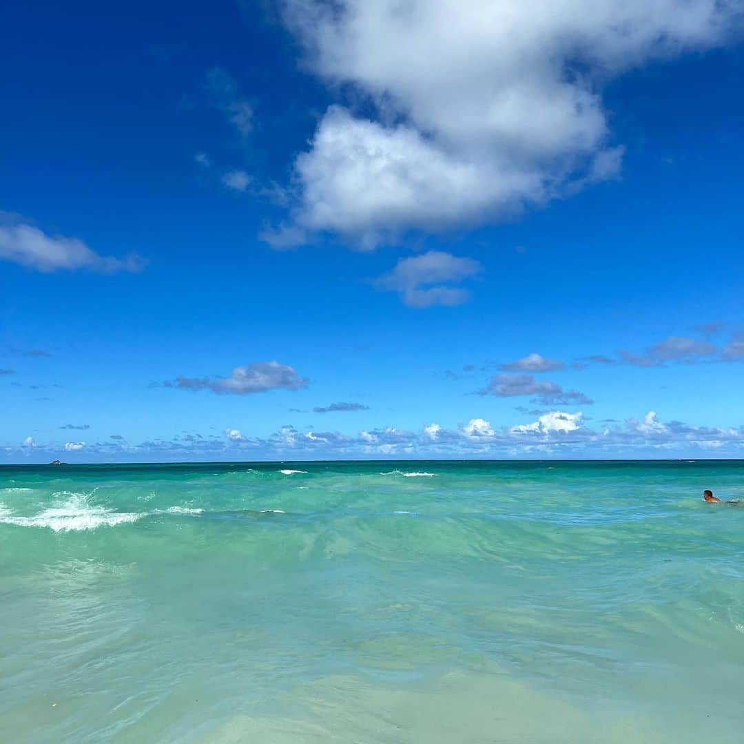 紗蘭さんのインスタグラム写真 - (紗蘭Instagram)「Kailua Beach🏖️💙 ハワイは何回も来たことあるけどカイルアビーチは初めて来たの✨ コロナ禍で中々リゾート地に行けなかった分、今年は綺麗な海が沢山見れて幸せ😭✨ ハワイに行くことが決まってから必死にお尻のトレーニング頑張ったからプリケツちゃん🤫🍑 ALEXIASTAMの水着と相性良き🫶🏻 #kailuabeach #kailuabeachpark #hawaii #honolulu #waikiki #ハワイ旅行 #ハワイ #alexiastam」8月18日 19時39分 - saracchidayo