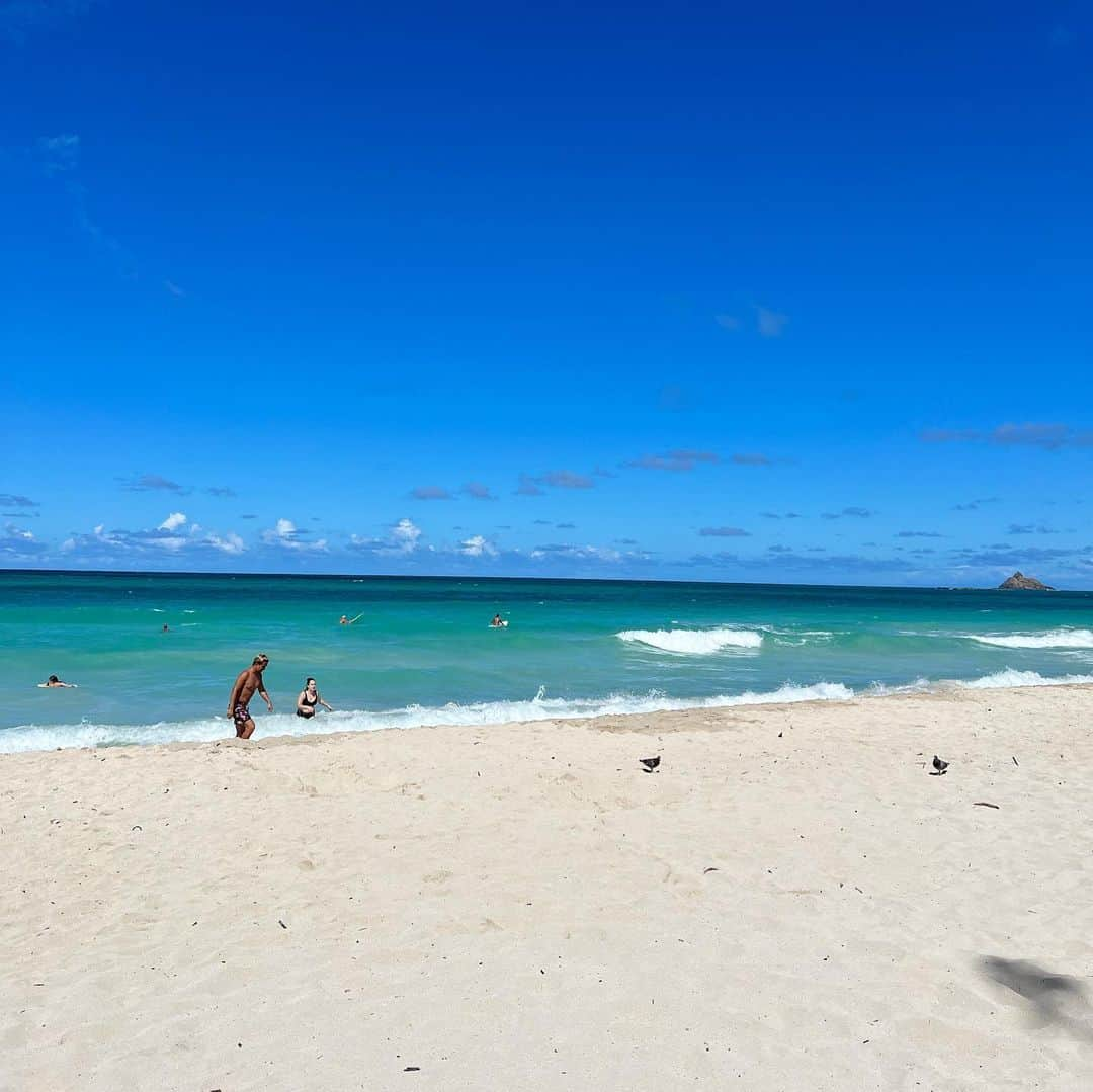 紗蘭さんのインスタグラム写真 - (紗蘭Instagram)「Kailua Beach🏖️💙 ハワイは何回も来たことあるけどカイルアビーチは初めて来たの✨ コロナ禍で中々リゾート地に行けなかった分、今年は綺麗な海が沢山見れて幸せ😭✨ ハワイに行くことが決まってから必死にお尻のトレーニング頑張ったからプリケツちゃん🤫🍑 ALEXIASTAMの水着と相性良き🫶🏻 #kailuabeach #kailuabeachpark #hawaii #honolulu #waikiki #ハワイ旅行 #ハワイ #alexiastam」8月18日 19時39分 - saracchidayo