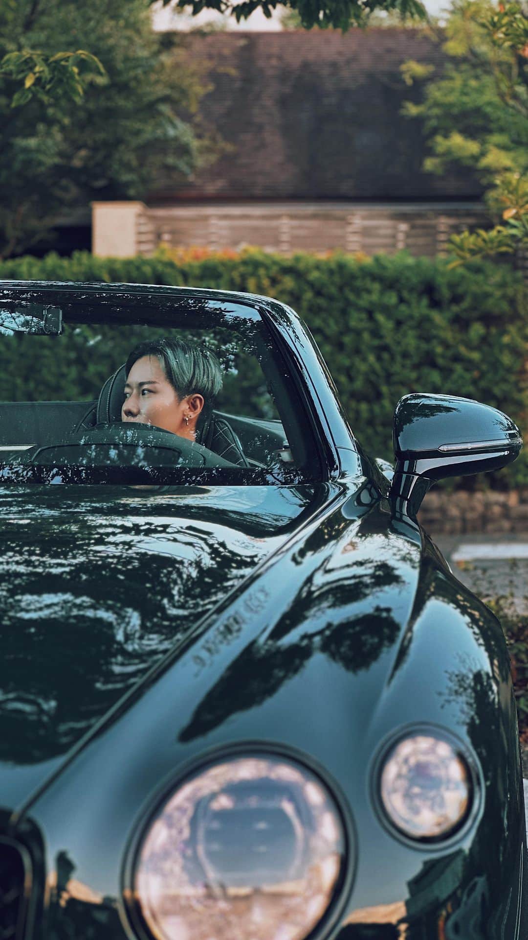 SHOUTAのインスタグラム：「A scene of everyday life at Daikanyama.   代官山での何気ない一コマ📹  みんなはどんな風に過ごすのが好き？  #Bentley #ContinentalGT #ContinentalGTSpeed #ContinentalGTSpeedConvertible #Vlog #ootd #mensstyle #FashionStyle #Tokyo #Daikanyama #DaikanyamaTsite #車好きな人と繋がりたい #車好き #ファッション #ファッションコーデ #ファッション好きな人と繋がりたい #代官山」