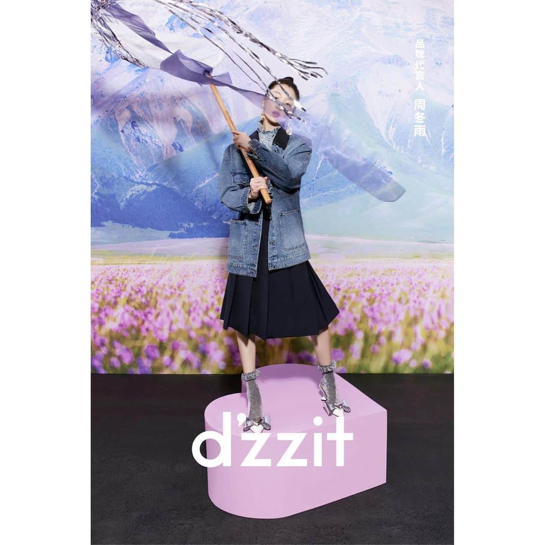 DAZZLE FASHIONさんのインスタグラム写真 - (DAZZLE FASHIONInstagram)「Brand ambassador @zhoudongyu interprets #dzzit2023AutumnCollection . The denim jacket creatively paired with the pleated skirt, unlocking a new fashion style of outdoor wear! #dzzit2023AUTUMN #dzzitisit #dzzitgirl」8月18日 19時50分 - dzzit_official