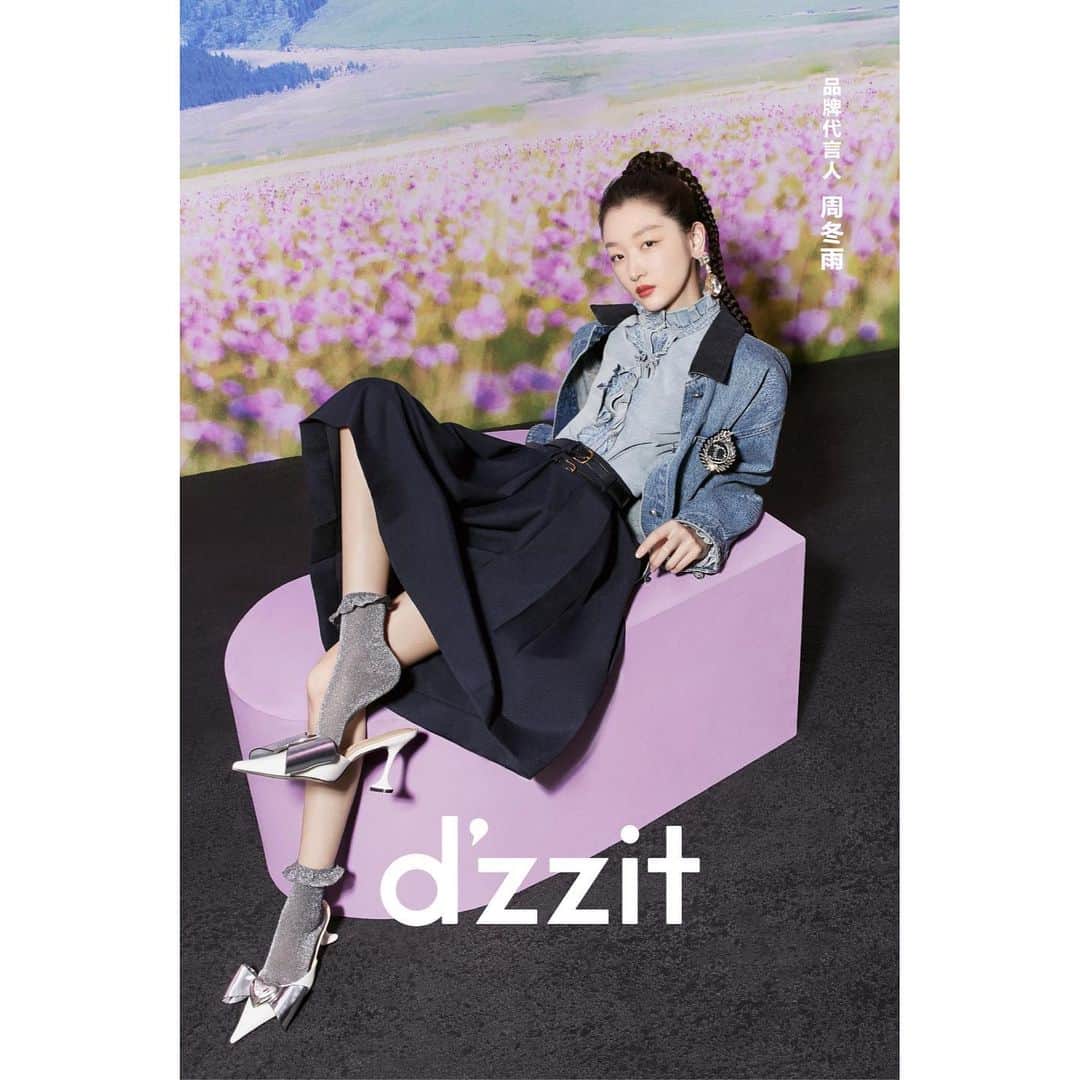 DAZZLE FASHIONさんのインスタグラム写真 - (DAZZLE FASHIONInstagram)「Brand ambassador @zhoudongyu interprets #dzzit2023AutumnCollection . The denim jacket creatively paired with the pleated skirt, unlocking a new fashion style of outdoor wear! #dzzit2023AUTUMN #dzzitisit #dzzitgirl」8月18日 19時50分 - dzzit_official