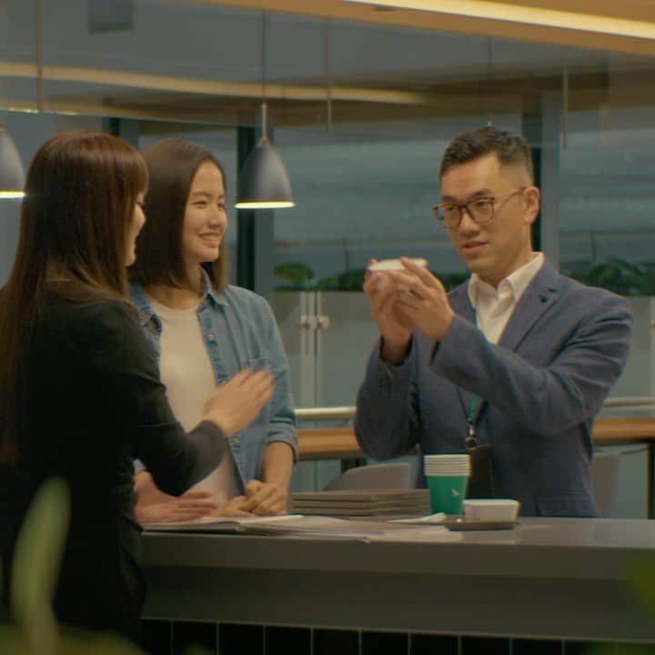 のインスタグラム：「Our Greener Together initiative is all about working with partners to support the future of sustainable aviation 🌳.  Catch Hupen and Winnie in action, as they give us a deeper look at Cathay Pacific’s efforts to reduce single-use plastic waste on board all our flights 👀 : Link in Bio   我們深明團結才是力量，因此致力透過「共創可持續未來」企劃與各界合作，攜手推動航空業的可持續發展 🌳！  想知道國泰航空如何以實際行動減少航機上的一次性塑膠？立即觀看完整影片，向Hupen 和 Winnie 了解我們如何實現減塑目標 👀：點擊 Bio Link  #cathaypacific #MoveBeyond #GreenerTogether」