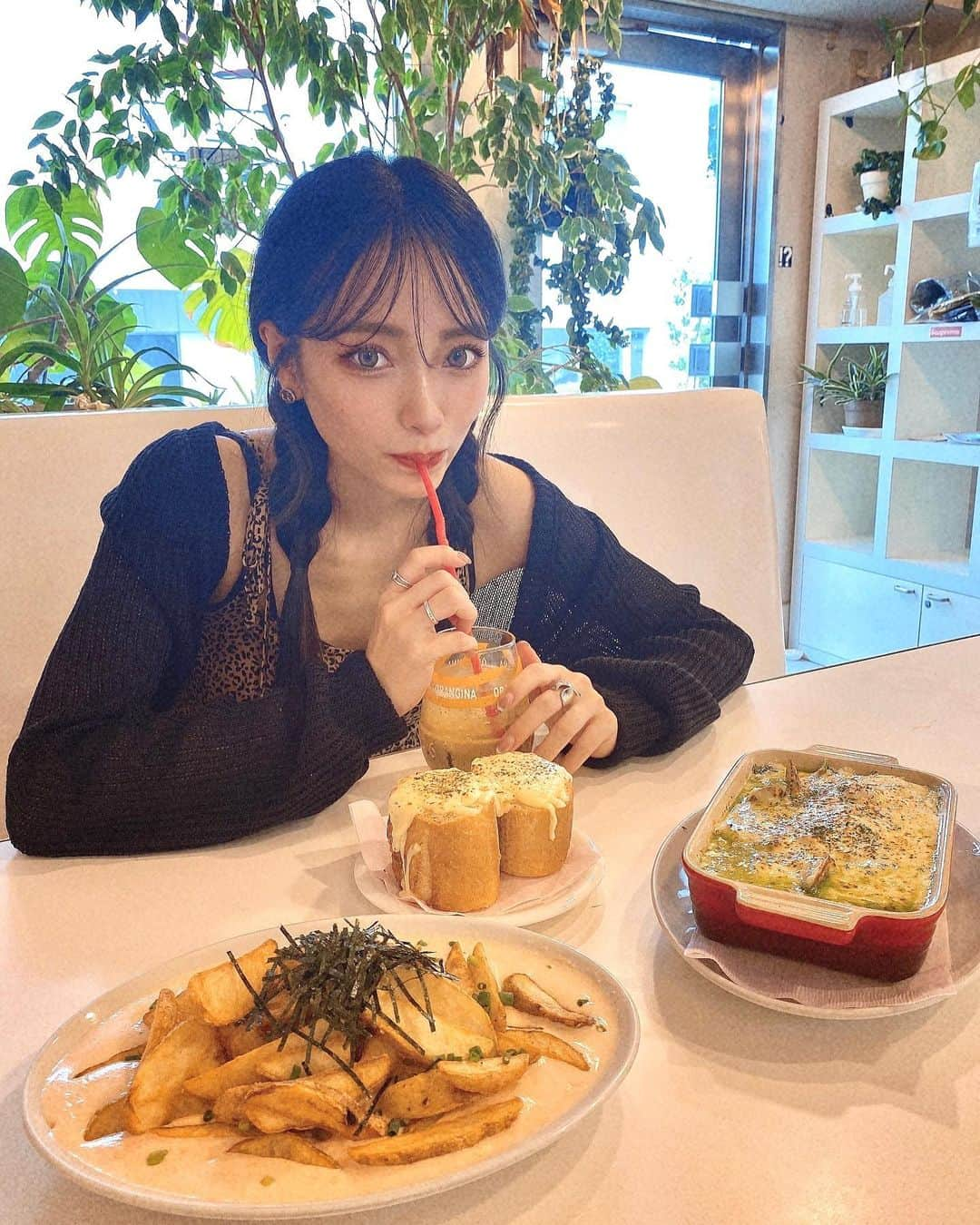 前川琳菜（りなち）さんのインスタグラム写真 - (前川琳菜（りなち）Instagram)「✩‧₊˚  さいこーに穴場カフェ見つけた🫶🧡 ( @soap_offcial )  ほんとにどれも美味しすぎてペロリ😮‍💨😮‍💨😮‍💨 特にこのポテトやばかった🍟ソースが最強にうまうま💖  居心地良くて店員さんもフレンドリーで 絶対また行く！ペットもOKだよう🐶💕 ご馳走さまでした☺️  ୨୧┈┈┈┈┈┈┈┈┈┈┈┈┈┈┈୨୧ 📍東京都世田谷区池尻4-27-5 📞03-3412-5888 🕒12:00〜20:00(水曜/12:00〜18:00) 日曜定休日 ୨୧┈┈┈┈┈┈┈┈┈┈┈┈┈┈┈୨୧  #카페 #카페스타그램 #카페그램 #카페투어 #인스타카페 #예쁜카페 #카페맛집 #카페타임 #cafe #カフェ #カフェ巡り #カフェ活 #カフェスタグラム #おしゃカフェ #東京カフェ #世田谷カフェ #池尻カフェ #soap #りなちこーで」8月18日 19時44分 - rina__maekawa