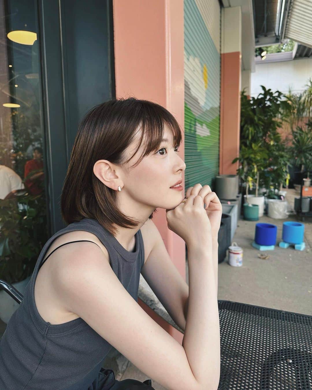 のインスタグラム：「⁡ 初夏の頃、暑すぎて肩が焦げちゃった日🫢」