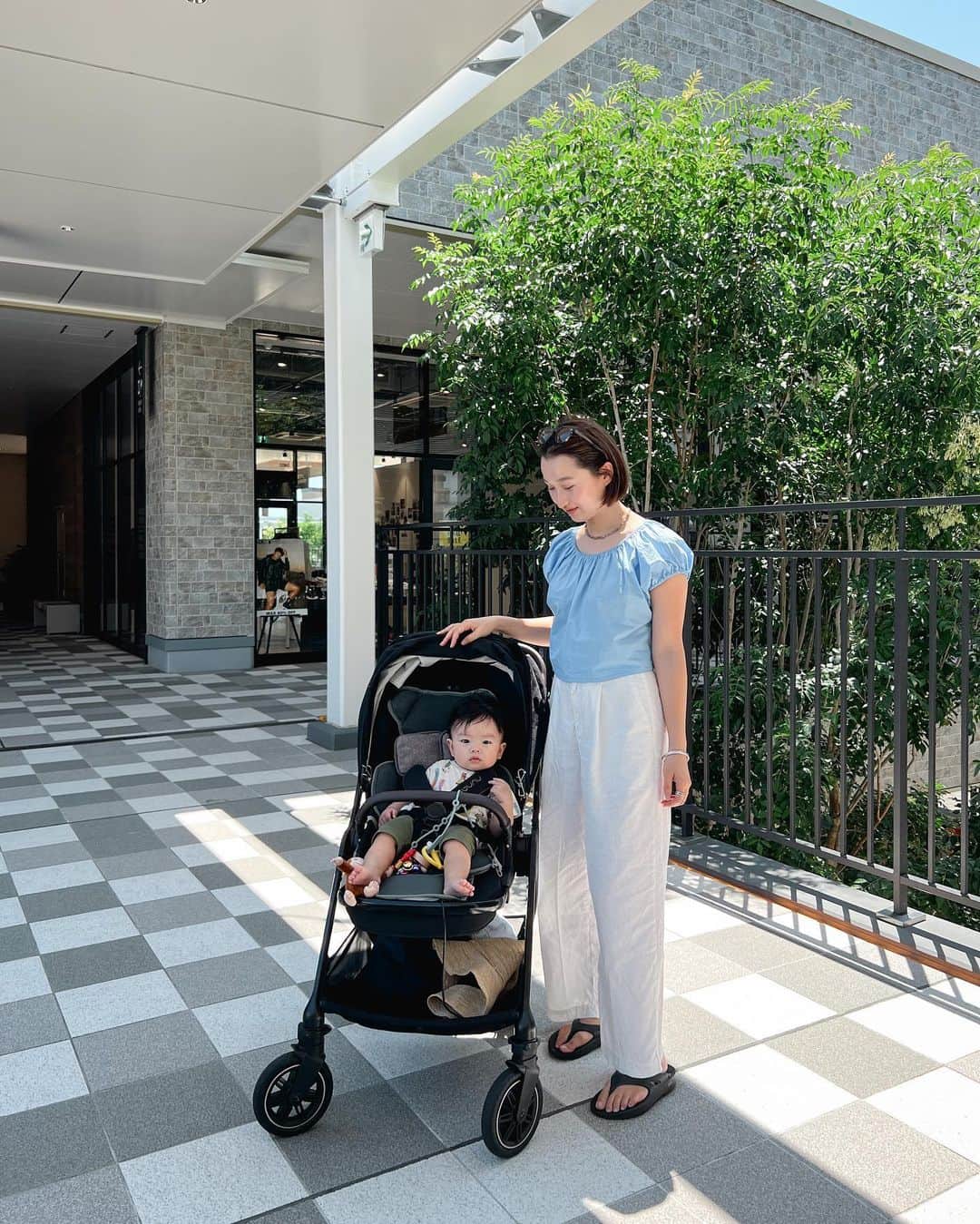 西野沙瑛のインスタグラム：「- 家族でお出かけ👶🏻🌼 化粧したのも久しぶりだ🫢  生搾りオレンジジュースの自動販売機に感動した🍊🥹 たくさん置いて欲しい🤍」