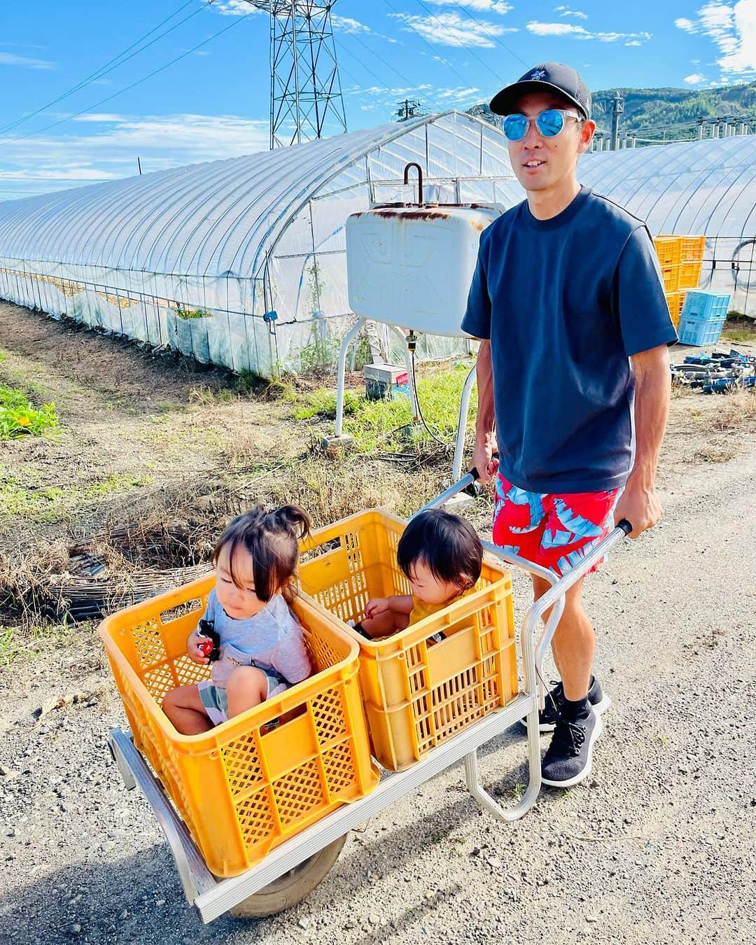 渡部暁斗のインスタグラム：「夏休み🍈🍉🌽  富良野へお越しの際は是非お立ち寄りください #山崎メロン園  #北海道 #富良野 #メロン #スイカ #とうきび #かぼちゃ #夏休み #帰省」