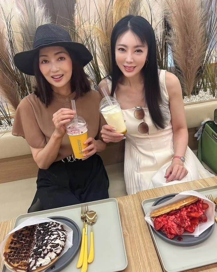今堀恵理のインスタグラム：「鶴橋の駅前に 日本で3店舗目のlovelymallがオープン💓  @lovelymallapparel_osaka   韓国や中国のコスメ、アパレル、お菓子、アイドルグッズ…😍 韓国が詰まったビルなの 今流行りの発色の良いメイクアイテムがここなら見つかる❤️ フェイスマスクも種類が多かったですよ✨  2・3階には 連日大行列の新大久保NO.1韓国カフェ CAFE BINGGO(カフェビンゴ) 日本で3店舗目！がオープン  @cafebinggo_tsuruhashi  ワッフル、ドリンク、かき氷が食べれます❤️ ワッフルはモリモリで映えるし 味も美味しかった～☺️  イチゴのワッフル 900円&生マンゴーラテ 650円を食べました😋 ここのワッフル生地も美味しかったよ✨ いずみんの食べてたヌテラワッフルも分けてもらったけど、これもチョコ好きにはたまらないはず😍  3階のカフェスペースはマッピングで海の映像が流れてました。動画も撮影したくなりますよ  今回は @izumi_ninokata に誘って貰って いっぱい楽しみました🤭  ※営業時間10:00~21:00  #鶴橋 #鶴橋コリアンタウン #鶴橋グルメ #鶴橋カフェ #鶴橋ランチ #鶴橋商店街 #鶴橋食べ歩き #鶴橋コリアタウン #鶴橋カフェ巡り #鶴橋駅 #ラブリーモール #大阪鶴橋 #コリアンタウン鶴橋 #tsuruhashi #桃谷カフェ」