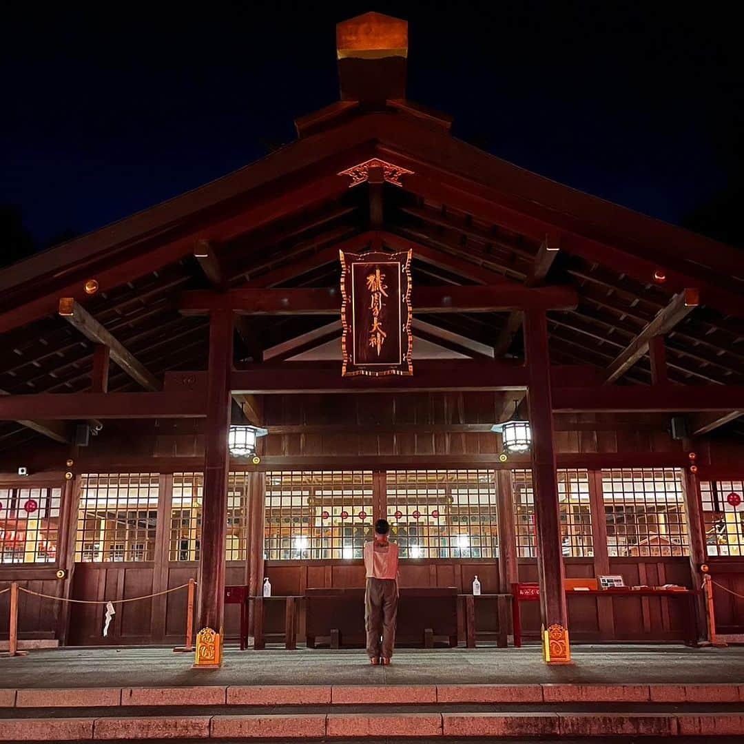 etsucoさんのインスタグラム写真 - (etsucoInstagram)「2023.08.17 さるめ神社例祭 ・ @sarutahikojinja_insta  今年も呼んで頂きました。 本当にありがとうございました。 ・ 自分にとって、とても大切な場所。 ・ 自分の迷いといつも向き合わせてくれる場所。 ・ 一生懸命に生きていないと、神様はきっと自分を見つけてはくれないので、これからもより一層、一生懸命に命を燃やして、私はここに居るよー！！と神様におっきな声で返事が出来るように生きていきたいと思います。 ・ 大好きな人達が沢山逢いに来てくれて、本当に嬉しかった。 ・ ライブ中、全曲ずーっと口ずさんでくれてたご夫婦、ステージに向かってずっと広島カープの帽子を渡そうとしてくれてたおっちゃん🤣えっちゃーん！って一生懸命おっきな声で声援をくれた子供たち、いつも1番後ろでこっそりノリノリでライブを楽しんで下さってくれる猿田彦神社の皆々様、沢山方々がそれぞれに、本当に楽しんでくださっている様子がこちらからも伺えて、本当に幸せで、楽しい一夜となりました。 ・ 神様はこの日までの1年、私の命を見てくださっていたでしょうか。 ・ ほんの少しだけ、今年もまた帰ってきたんやなぁ。よぉ来たなぁ。って言ってもらえたような気がします。 ・ また来年、皆様にお逢い出来るよう頑張ります🙏🏼✨ ・ ・ #伊勢市 #猿田彦神社 #佐瑠女神社 #さるめ神社例祭 #etsuco #live」8月18日 20時00分 - etsuco1229