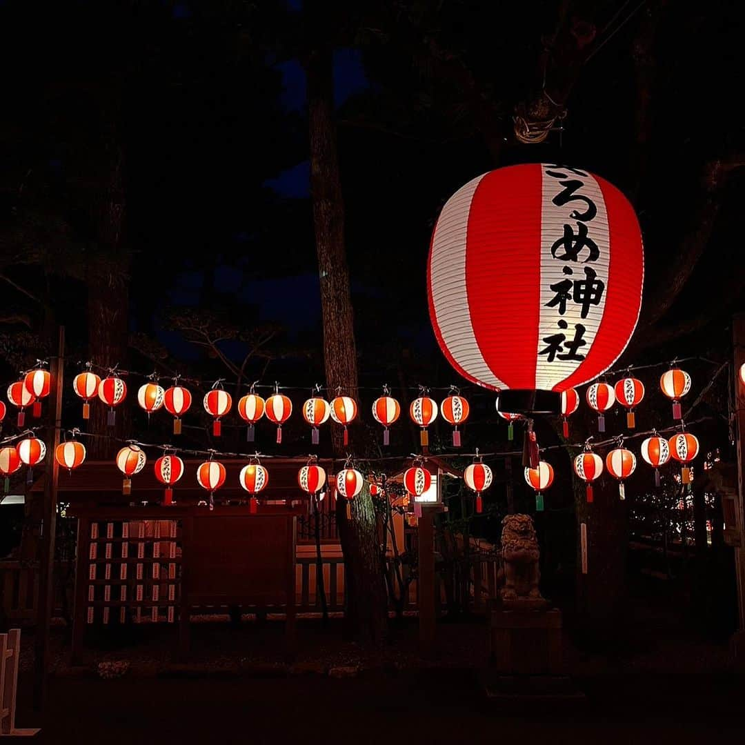 etsucoさんのインスタグラム写真 - (etsucoInstagram)「2023.08.17 さるめ神社例祭 ・ @sarutahikojinja_insta  今年も呼んで頂きました。 本当にありがとうございました。 ・ 自分にとって、とても大切な場所。 ・ 自分の迷いといつも向き合わせてくれる場所。 ・ 一生懸命に生きていないと、神様はきっと自分を見つけてはくれないので、これからもより一層、一生懸命に命を燃やして、私はここに居るよー！！と神様におっきな声で返事が出来るように生きていきたいと思います。 ・ 大好きな人達が沢山逢いに来てくれて、本当に嬉しかった。 ・ ライブ中、全曲ずーっと口ずさんでくれてたご夫婦、ステージに向かってずっと広島カープの帽子を渡そうとしてくれてたおっちゃん🤣えっちゃーん！って一生懸命おっきな声で声援をくれた子供たち、いつも1番後ろでこっそりノリノリでライブを楽しんで下さってくれる猿田彦神社の皆々様、沢山方々がそれぞれに、本当に楽しんでくださっている様子がこちらからも伺えて、本当に幸せで、楽しい一夜となりました。 ・ 神様はこの日までの1年、私の命を見てくださっていたでしょうか。 ・ ほんの少しだけ、今年もまた帰ってきたんやなぁ。よぉ来たなぁ。って言ってもらえたような気がします。 ・ また来年、皆様にお逢い出来るよう頑張ります🙏🏼✨ ・ ・ #伊勢市 #猿田彦神社 #佐瑠女神社 #さるめ神社例祭 #etsuco #live」8月18日 20時00分 - etsuco1229