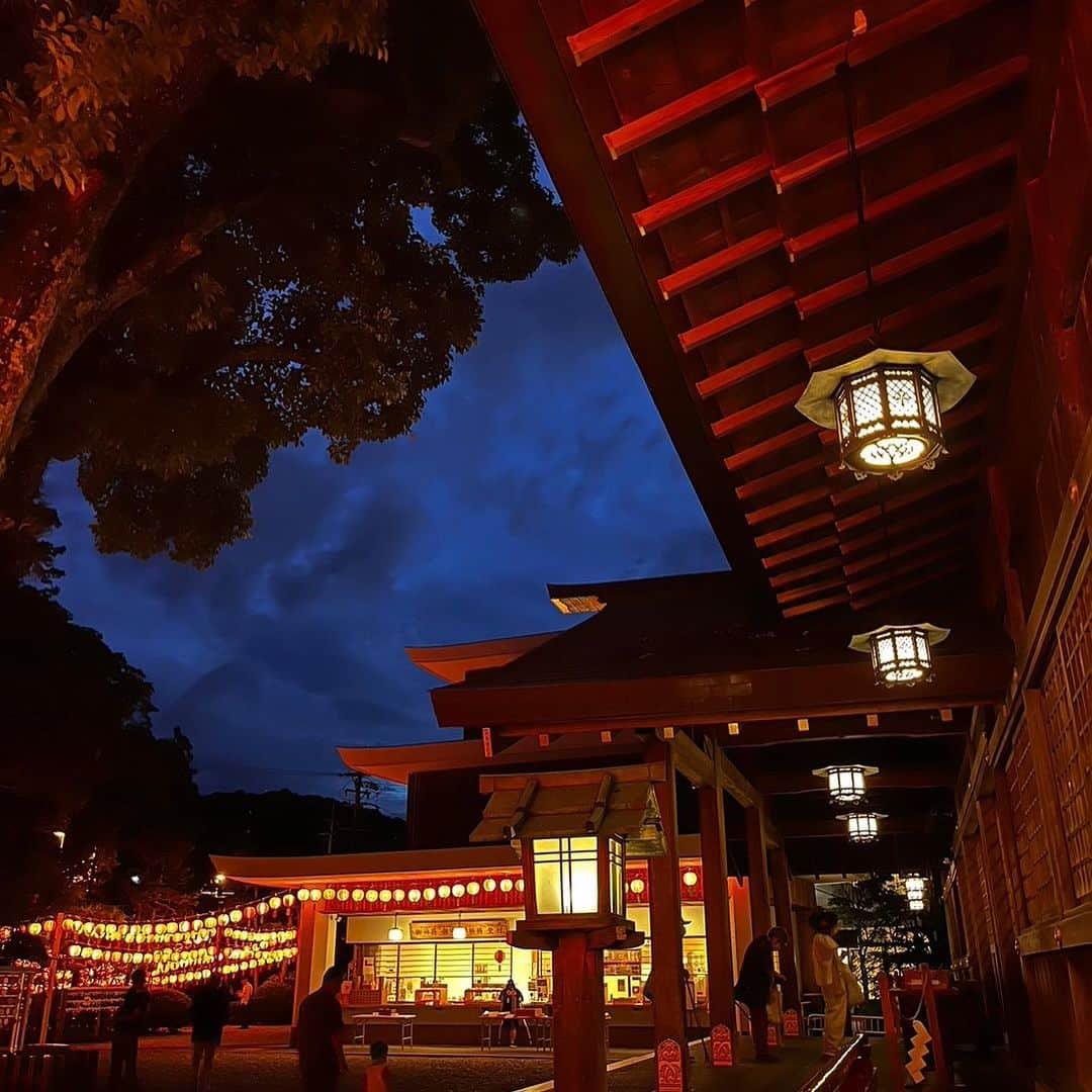 etsucoさんのインスタグラム写真 - (etsucoInstagram)「2023.08.17 さるめ神社例祭 ・ @sarutahikojinja_insta  今年も呼んで頂きました。 本当にありがとうございました。 ・ 自分にとって、とても大切な場所。 ・ 自分の迷いといつも向き合わせてくれる場所。 ・ 一生懸命に生きていないと、神様はきっと自分を見つけてはくれないので、これからもより一層、一生懸命に命を燃やして、私はここに居るよー！！と神様におっきな声で返事が出来るように生きていきたいと思います。 ・ 大好きな人達が沢山逢いに来てくれて、本当に嬉しかった。 ・ ライブ中、全曲ずーっと口ずさんでくれてたご夫婦、ステージに向かってずっと広島カープの帽子を渡そうとしてくれてたおっちゃん🤣えっちゃーん！って一生懸命おっきな声で声援をくれた子供たち、いつも1番後ろでこっそりノリノリでライブを楽しんで下さってくれる猿田彦神社の皆々様、沢山方々がそれぞれに、本当に楽しんでくださっている様子がこちらからも伺えて、本当に幸せで、楽しい一夜となりました。 ・ 神様はこの日までの1年、私の命を見てくださっていたでしょうか。 ・ ほんの少しだけ、今年もまた帰ってきたんやなぁ。よぉ来たなぁ。って言ってもらえたような気がします。 ・ また来年、皆様にお逢い出来るよう頑張ります🙏🏼✨ ・ ・ #伊勢市 #猿田彦神社 #佐瑠女神社 #さるめ神社例祭 #etsuco #live」8月18日 20時00分 - etsuco1229