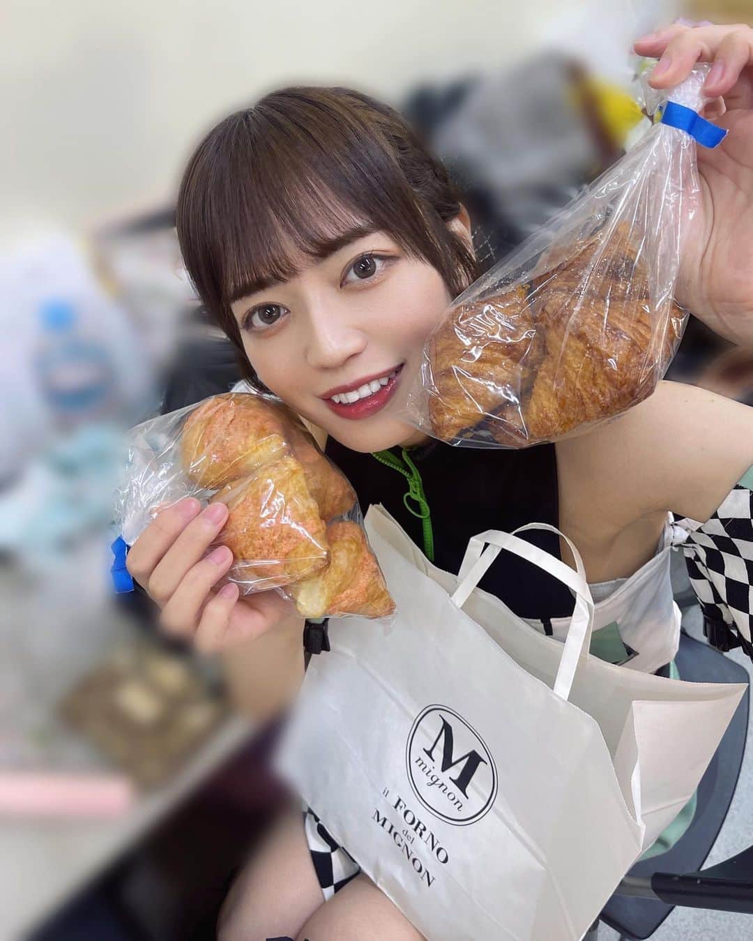 佐藤絵里香さんのインスタグラム写真 - (佐藤絵里香Instagram)「-❤︎ パンとえりかは世界を救う!かも!😚  博多にあるミニヨンっていうクロワッサン🥐 ここが東京にもあって本当に美味しくて大好きなの〜🤍 ・ ・ ・ #ミニヨン #博多グルメ #博多 #福岡グルメ #福岡 #パン屋 #mignon #新宿 #パンスタグラム #パン活 #あいどる #アイドル #アイドル衣装 #japanesegirl #asiagirl #japaneseidol #followme #likeme #いいね返し #彼女感 #足フェチ」8月18日 20時00分 - erikasato_38