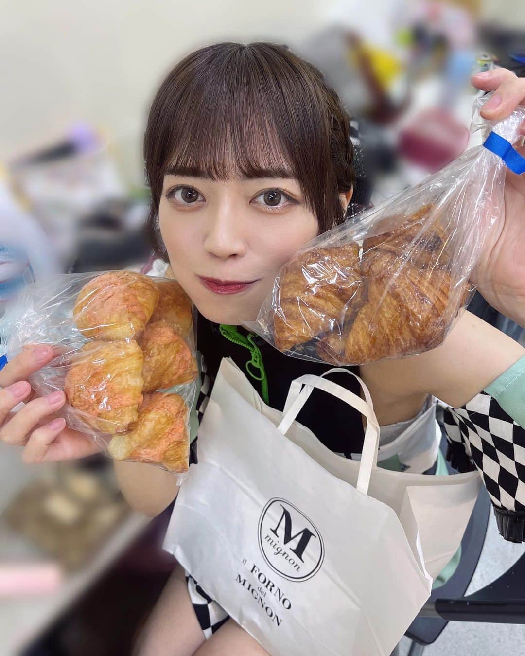 佐藤絵里香のインスタグラム：「-❤︎ パンとえりかは世界を救う!かも!😚  博多にあるミニヨンっていうクロワッサン🥐 ここが東京にもあって本当に美味しくて大好きなの〜🤍 ・ ・ ・ #ミニヨン #博多グルメ #博多 #福岡グルメ #福岡 #パン屋 #mignon #新宿 #パンスタグラム #パン活 #あいどる #アイドル #アイドル衣装 #japanesegirl #asiagirl #japaneseidol #followme #likeme #いいね返し #彼女感 #足フェチ」