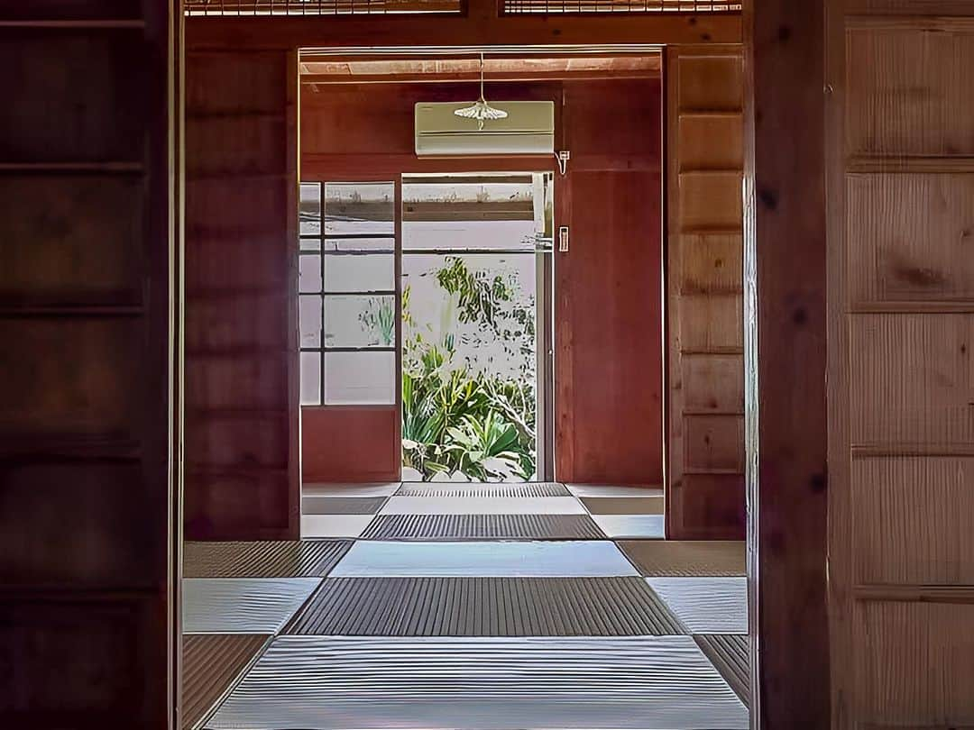 Be.okinawaさんのインスタグラム写真 - (Be.okinawaInstagram)「Enjoy the welcoming atmosphere of Hirune, a lodging located in Motobu town🍃  A home away from home, unwind on the porch following a day of exploring surrounding nature, or just take a quiet afternoon nap. A glimpse into Okinawa's local way of life, which has been delicately preserved through the years.  #japan #okinawa #visitokinawa #okinawajapan #discoverjapan #japantravel #okinawaaccommodation #accommodation #natureokinawa #okinawanature #relaxing #relaxingokinawa」8月18日 20時00分 - visitokinawajapan