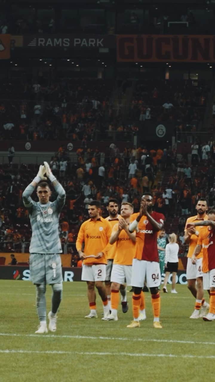 フェルナンド・ムスレラのインスタグラム：「About last Tuesday 🔥Your energy was huge and we need all of you again this Saturday for our first home championship match. Vamos! 🦁🫡   #SuperLig #AllTogether #Galatasaray」