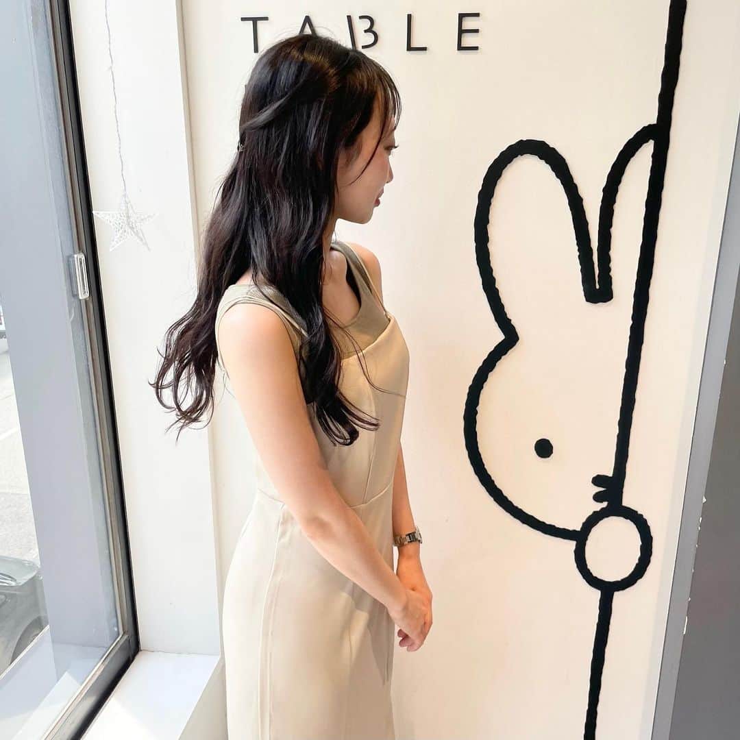 KANAKAのインスタグラム：「Dick Bruna TABLE行った時のキャミワンピース🐰🤍  細いダブルストラップと、スリットがかわいい🫶🏼  163cmでMサイズを着用してます💭  #junoah #louere #ルエレ #ジュノア #ジュノアコーデ #ワンピース #タイアップ #キャミワンピ #夏服 #dickbruna #dickbrunatable #miffy #ミッフィー」