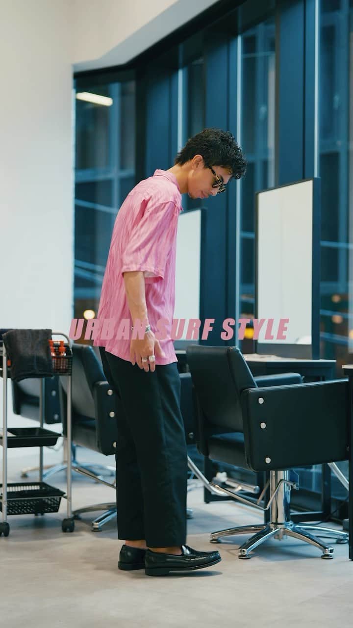 雄三 雨宮のインスタグラム：「urban surf style  #レーヨンシャツ　#stussy  #サングラス　#juliustartoptical #トラウザーズ #timeison #ローファー　#ghbass  #大人ファッション #シティボーイ  #シティサーフ #メンズファッション」