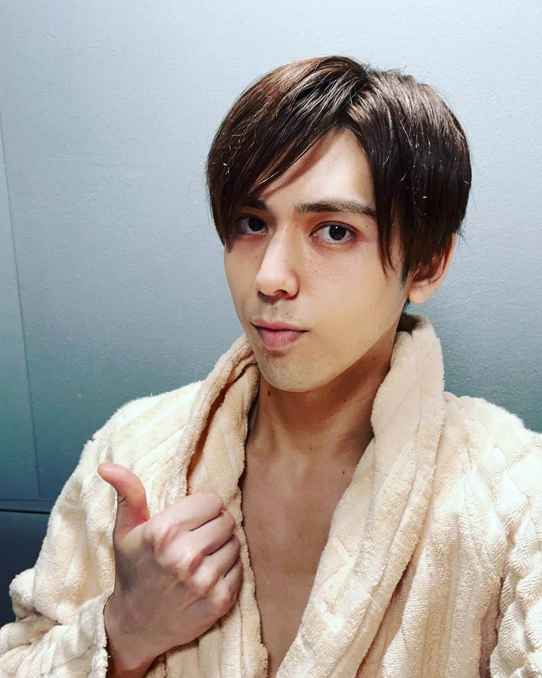 加藤将さんのインスタグラム写真 - (加藤将Instagram)「城田優くんから大切な思い出が沢山詰まったバスローブを頂きました。 思い出エピソードを聞いたら嬉しくて泣きそうでした。  優くんは僕のシャンクスです！！ 高すぎるハードルだけど僕は優くんのようになりたい！ その為にあなたから頂いた言葉を大切に「急がば回れ」で前進し続けます！  宝物のバスローブは返しませんが！笑 いつの日か別の形で優くんにお返しする！  #城田優 さん #バスローブ  #シャンクス  #加藤将 #急がば回れ」8月18日 20時01分 - sho_kato0921