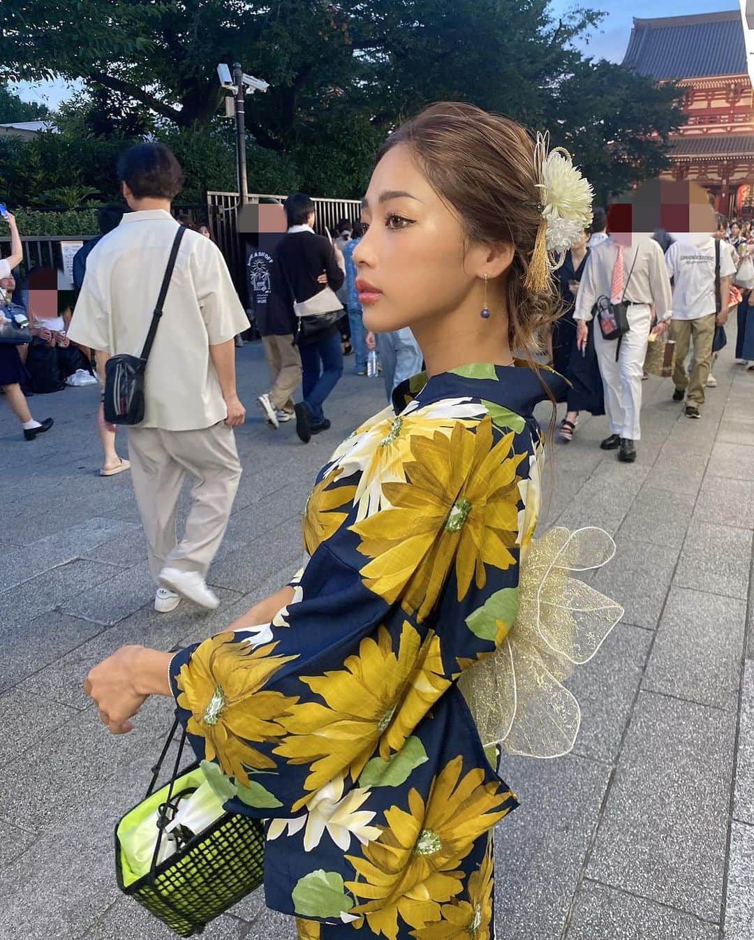 米山妃利のインスタグラム：「今年新調した浴衣👘🌼 あと1回着れたらいいなあ🎆 . 夏はほんとにあっという間に 感じるけど、毎日が濃いぃ☀️ まだまだ夏の思い出作るぞ〜😏🤎🫷🏽 . #ﾂｷﾞﾉﾊﾅﾋﾞﾀｲｶｲﾄﾞｺ❓ww . #浴衣#浴衣ヘアアレンジ #浴衣ヘア」