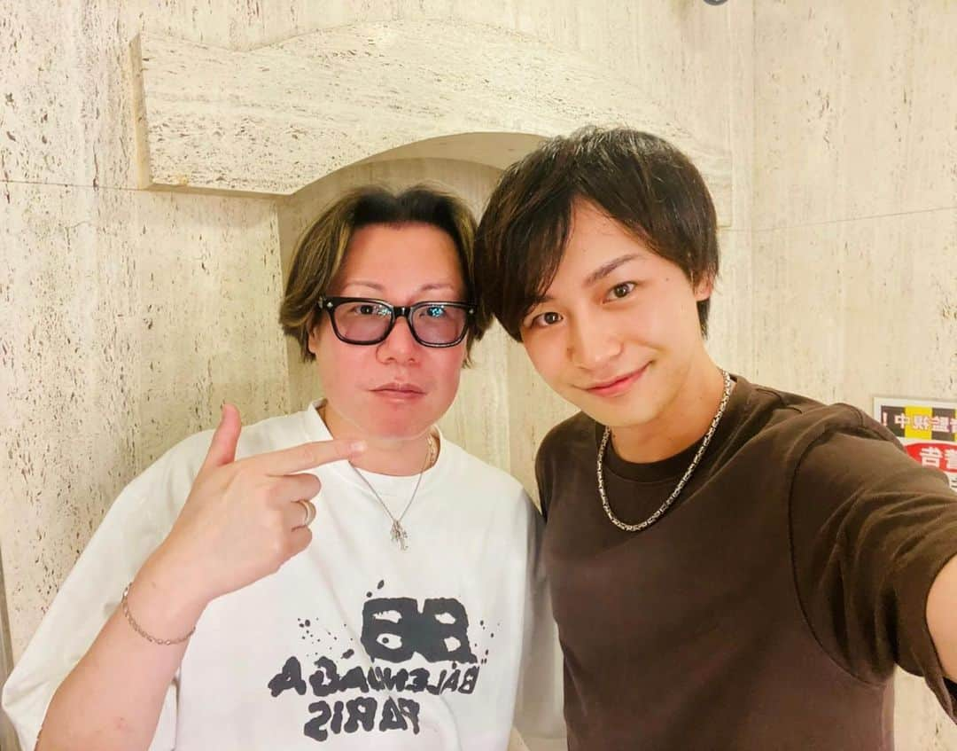 小澤亮太さんのインスタグラム写真 - (小澤亮太Instagram)「10年お付き合いのある大阪の先輩に久々に会えました  いつも知らないこといっぱい聞けて刺激的で尊敬🎩  インスタ辿ったら昔の先輩との写真あって、長いけどあっという間の月日。  1日1日を大事にしないとな  #再会 #てるにい #大阪」8月18日 20時05分 - ozawa_ryota