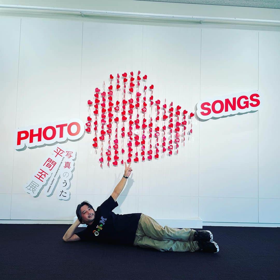 三吉ツカサのインスタグラム：「平間さんの写真展に行ってきたよ。 楽しく企画してるところが想像できるような素敵な写真がたくさん飾ってあった。 尊敬」